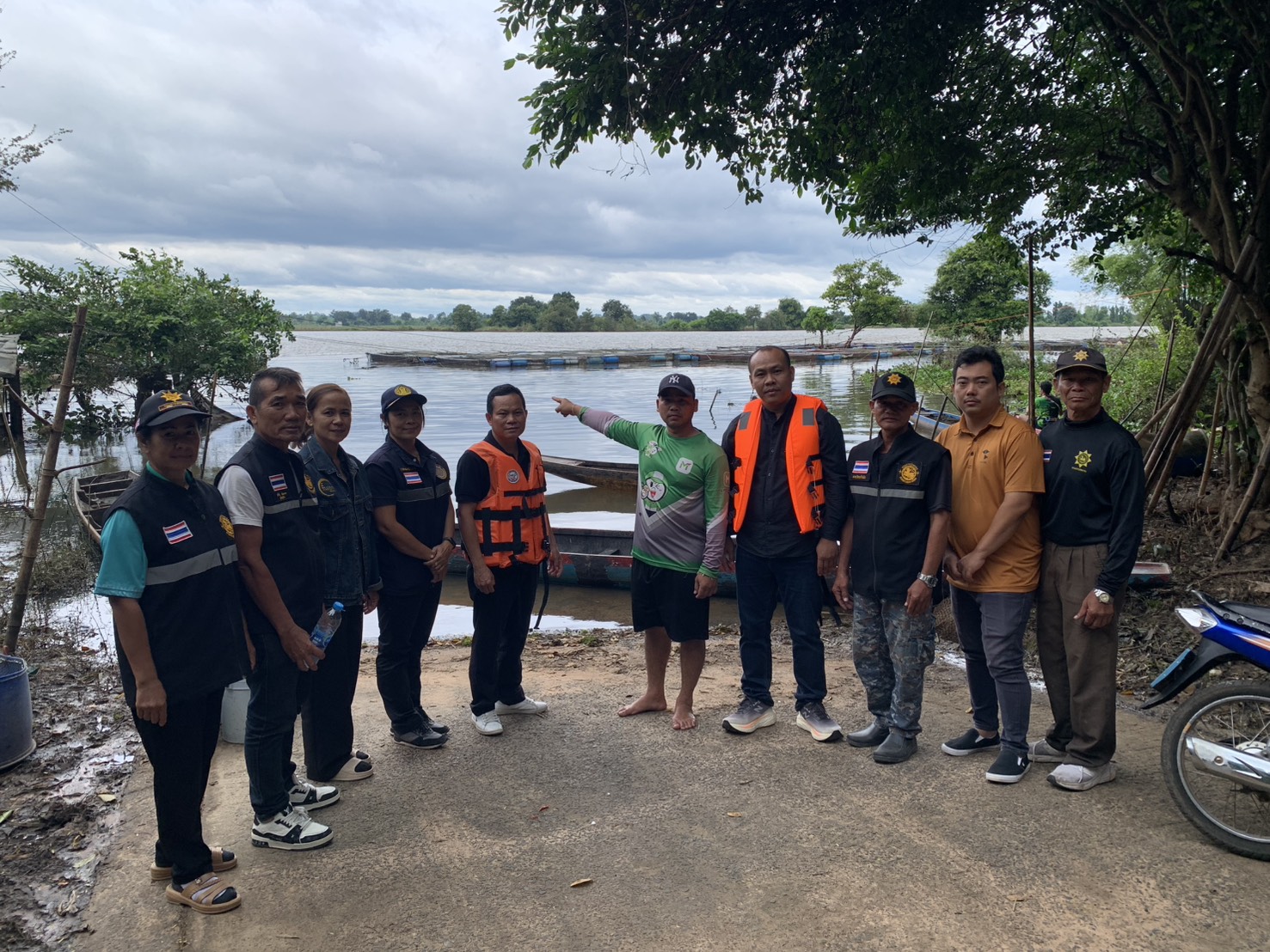 ประมงอำเภอเขื่องใน พร้อมด้วยประมงอำเภอวารินชำราบ ร่วมกับคณะอนุกรรมการลงพื้นตรวจสอบความเสียหายของเกษตรกรที่ประสบอุทกภัย ด้านประมง ปี 2568..คลิก