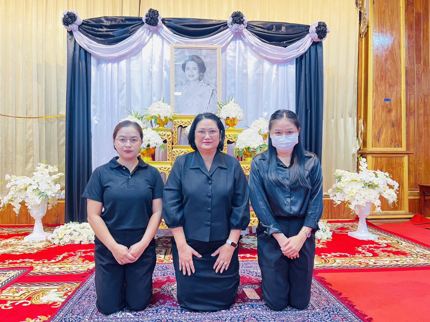 ร่วมพิธีสวดพระพุทธมนต์และทำบุญตักบาตรพระสงฆ์ 33 รูป เพื่ออุทิศถวายเป็นพระราชกุศลแด่สมเด็จพระนางเจ้าสิริกิติ์ พระบรมราชินีนาถ พระบรมราชชนนีพันปีหลวง..คลิก