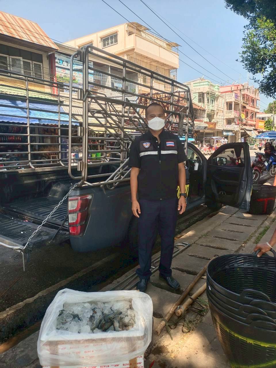 เจ้าหน้าที่ศูนย์บริหารจัดการด่านตรวจประมงเขต 1 (เชียงราย) ตรวจสอบสินค้าสัตว์น้ำส่งออกไปยังสาธารณรัฐประชาธิปไตยประชาชนลาว 