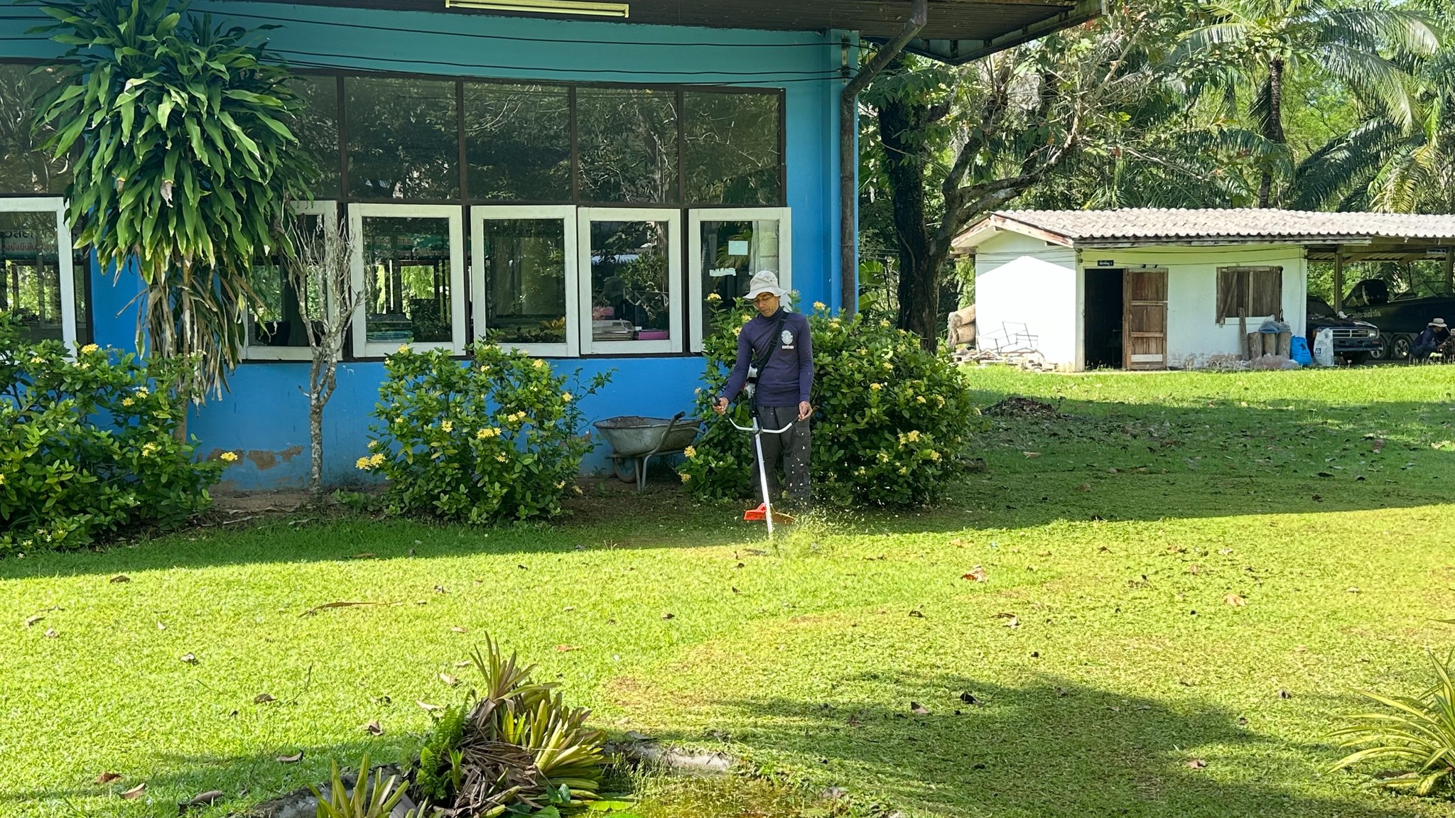 ภาพกิจกรรมปรับปรุงภูมิทัศน์รวมถึงต้นไม้รอบบริเวณรอบหน่วย