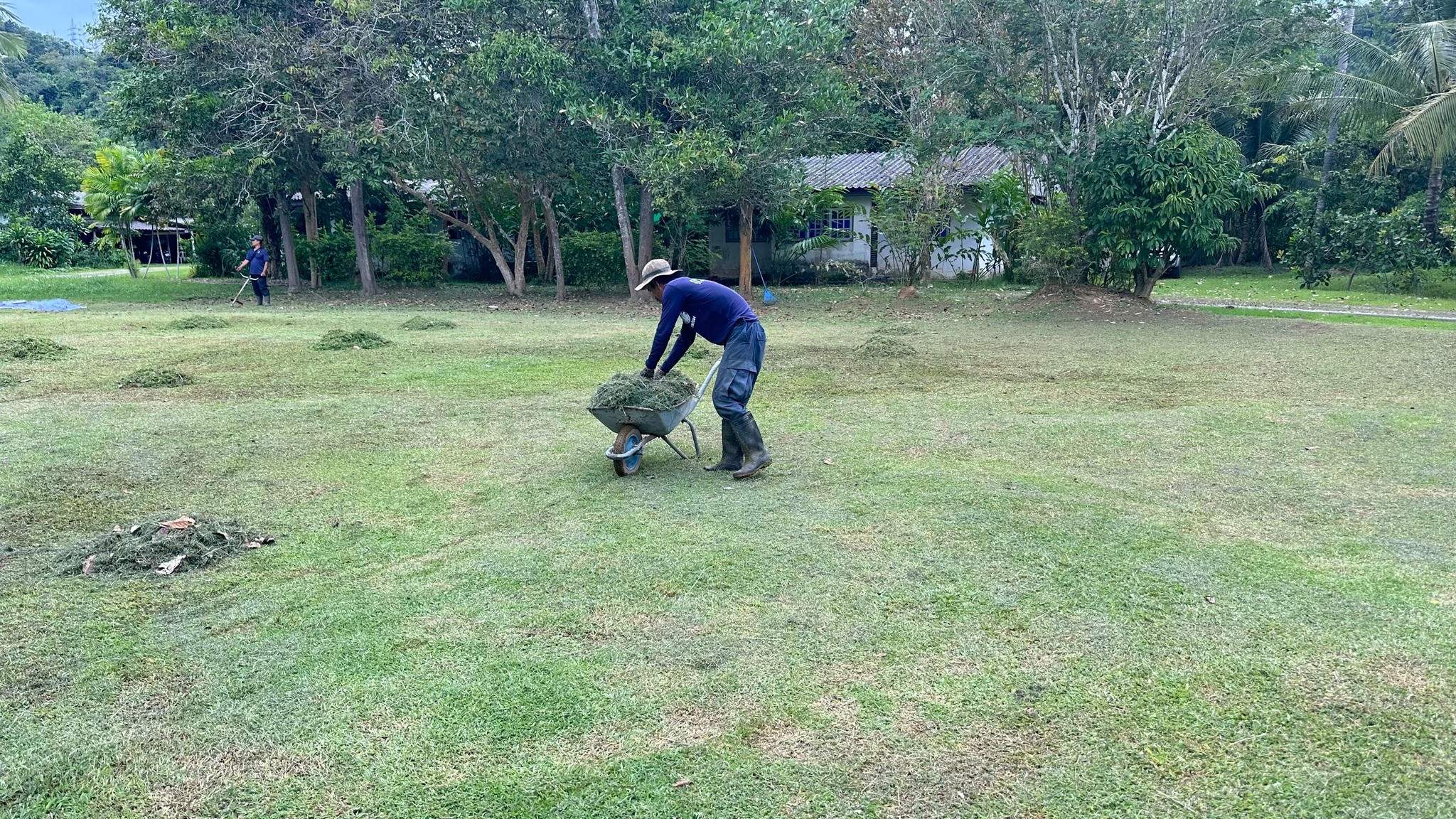 ภาพกิจกรรมปรับปรุงภูมิทัศน์รวมถึงต้นไม้รอบบริเวณรอบหน่วย..คลิก