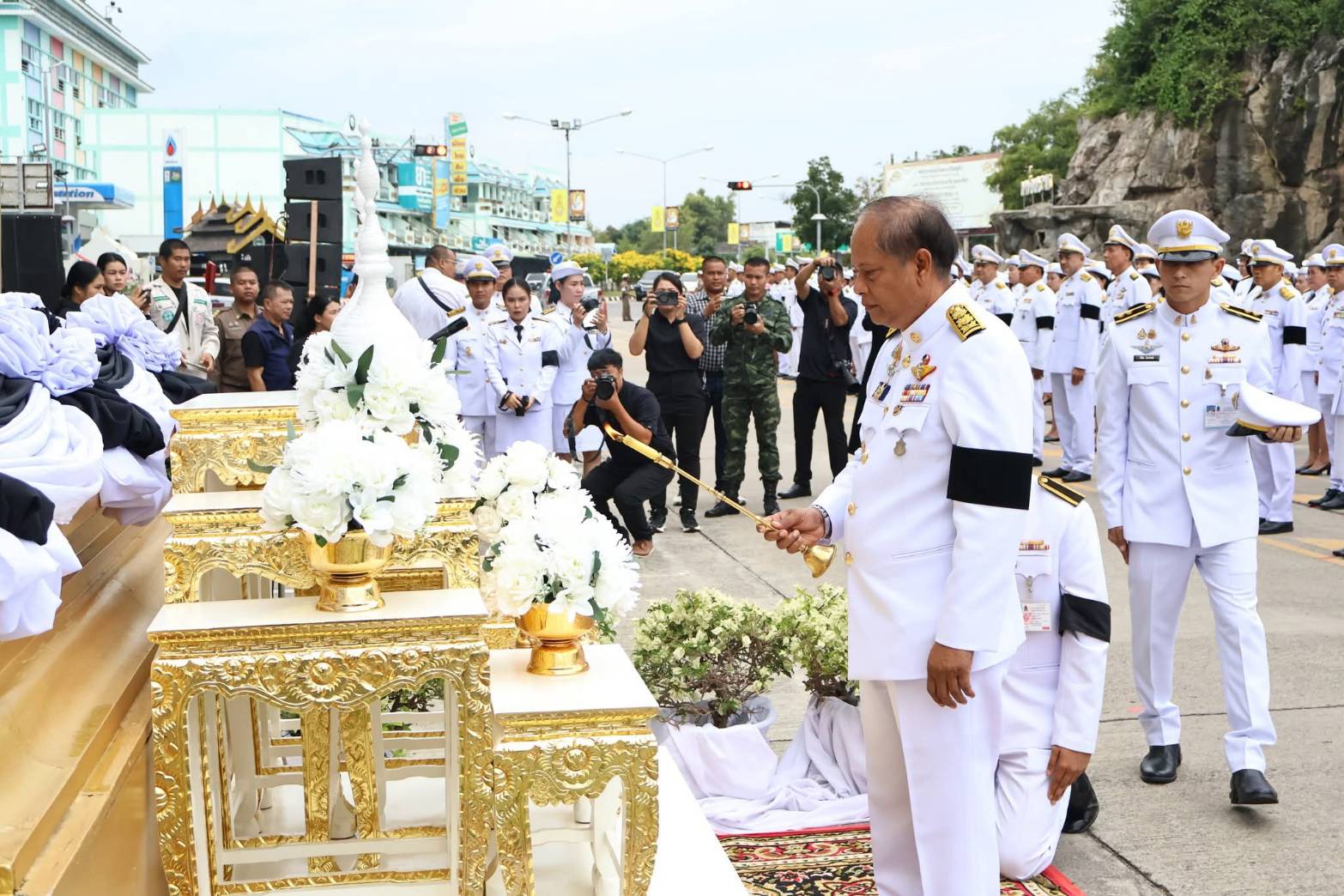 ร่วมพิธีแสดงความอาลัยถวายแด่สมเด็จพระนางเจ้าสิริกิติ์ พระบรมราชินีนาถ พระบรมราชชนนีพันปีหลวง