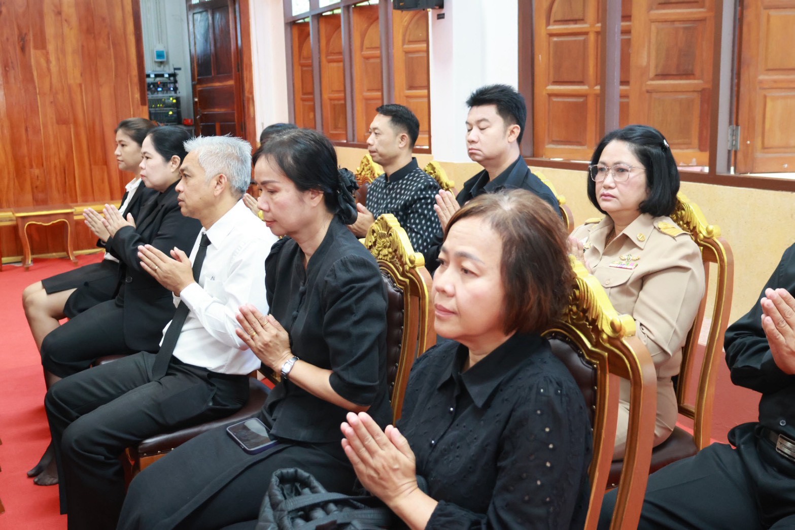 ร่วมพิธีสวดพระพุทธมนต์ และทำบุญตักบาตรพระสงฆ์ 33 รูป เพื่ออุทิศถวายเป็นพระราชกุศลแด่สมเด็จพระนางเจ้าสิริกิติ์ พระบรมราชินีนาถ พระบรมราชชนนีพันปีหลวง..คลิก