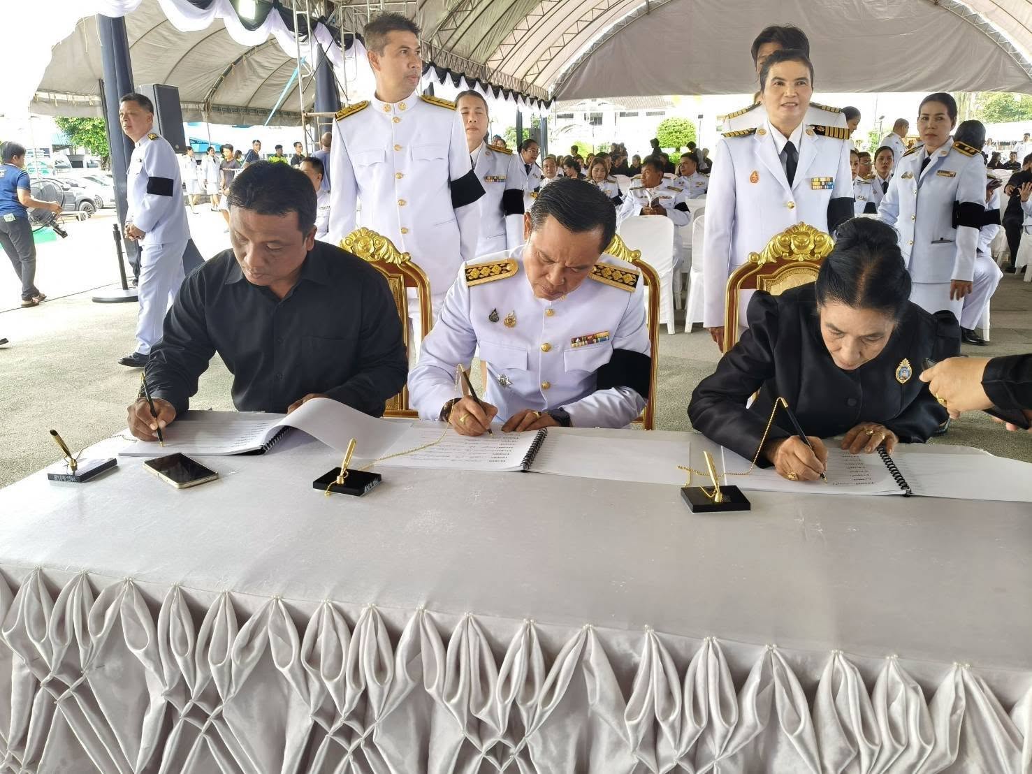 เข้าร่วมพิธีถวายสักการะพระบรมศพสมเด็จพระนางเจ้าสิริกิติ์ พระบรมราชินีนาถ พระบรมราชชนนีพันปีหลวง สวรรคต