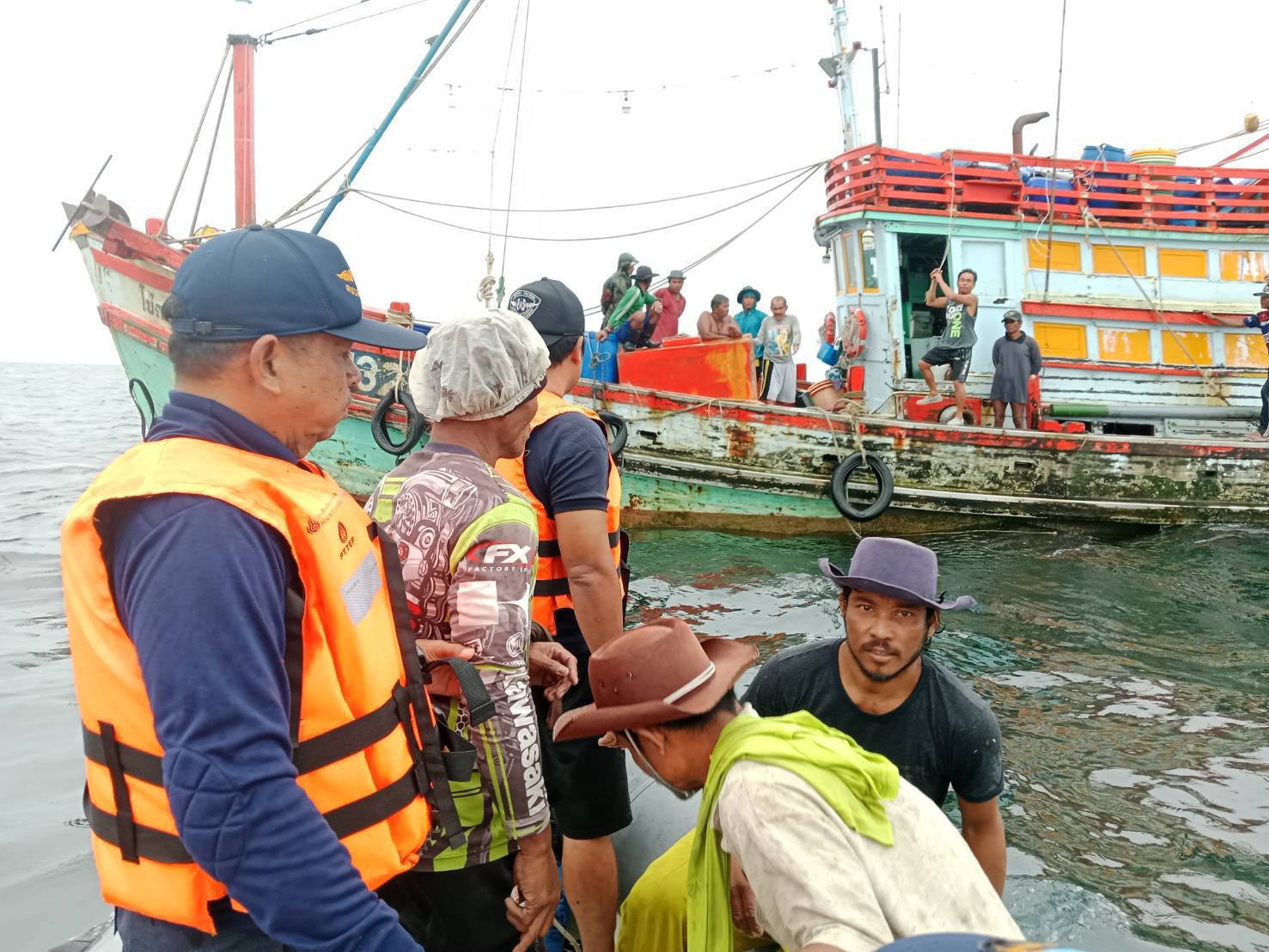 ได้รับแจ้งเหตุ เรืออัปปางกลางทะเลเนื่องจากคลื่นลมแรง..คลิก