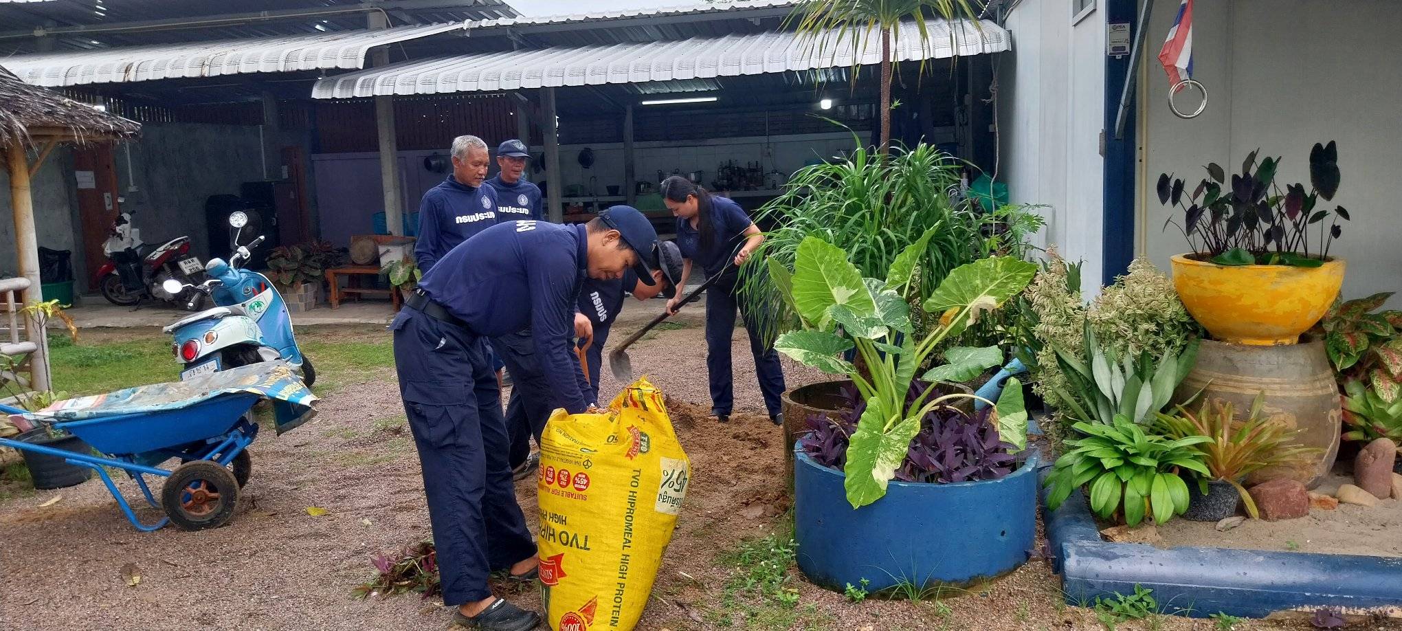 “นปท.บางสะพานฯ พัฒนาหน่วยฯ ปรับปรุงภูมิทัศน์บริเวณสำนักงาน”..คลิก