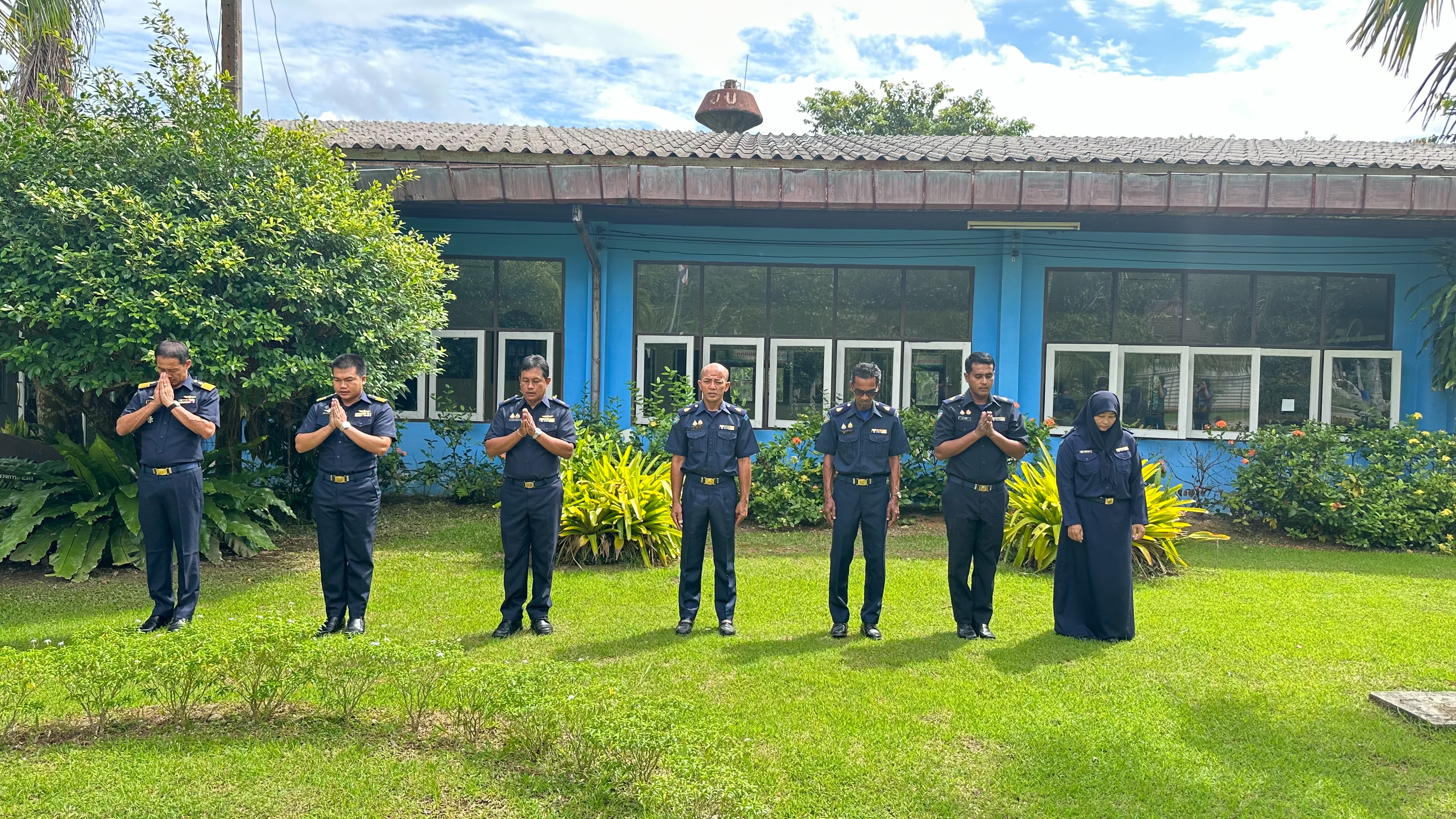 เข้าแถวเคารพธงชาติ