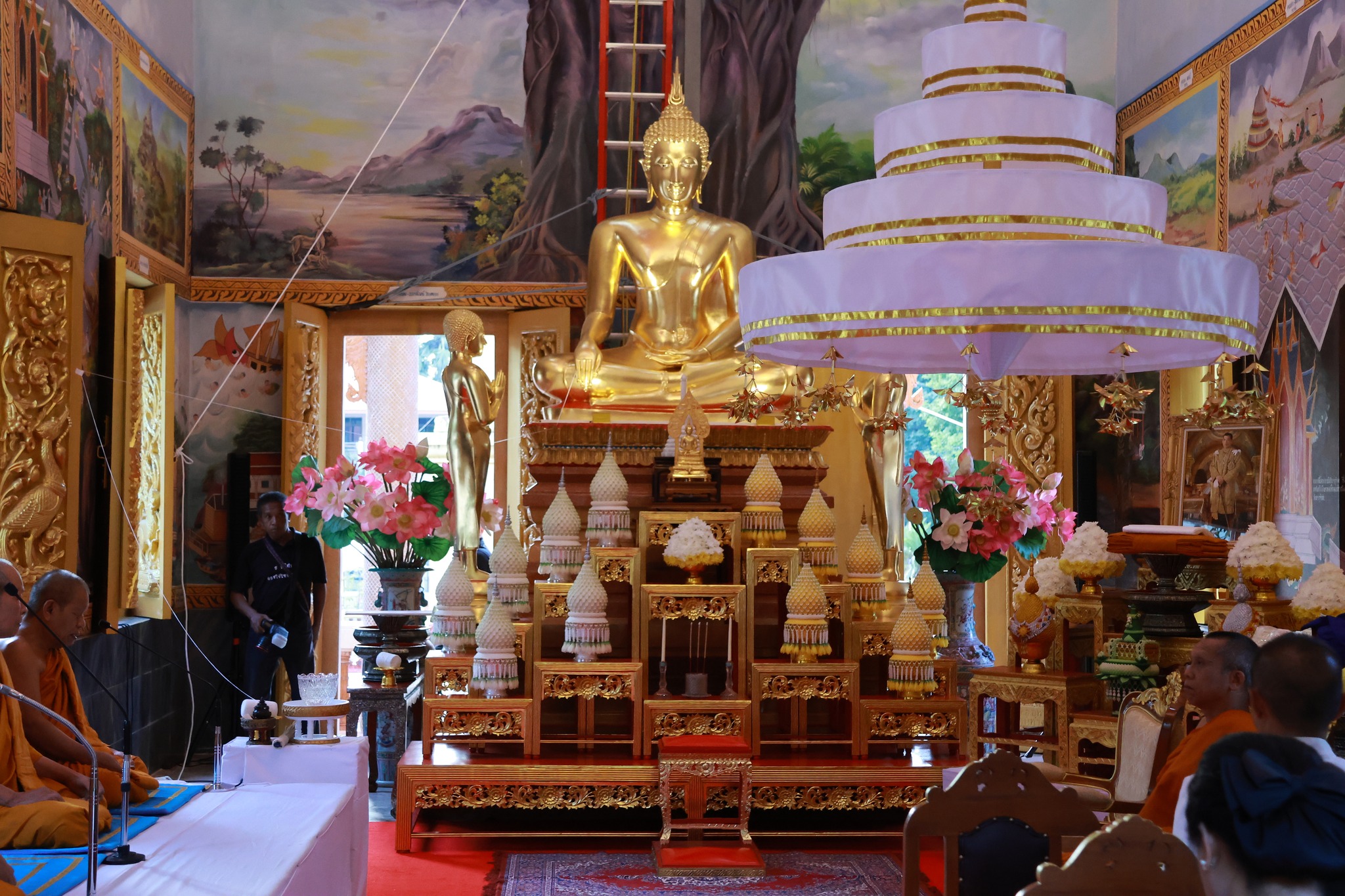 ร่วมพิธียกยอดฉัตรกางกั้นองค์พร