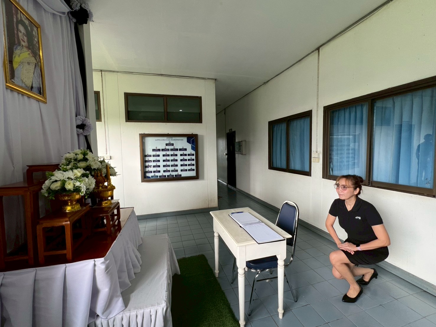 ร่วมลงนามถวายความอาลัยแด่ สมเด็จพระนางเจ้าสิริกิติ์ พระบรมราชินีนาถ พระบรมราชชนนีพันปีหลวง เบื้องหน้าพระฉายาลักษณ์ เพื่อแสดงออกถึงความจงรักภักดีและสำนึกในพระมหากรุณาธิคุณอันหาที่สุดมิได้ ณ ศูนย์วิจัยและพัฒนาการเพาะเลี้ยงสัตว์น้ำจืดอ่างทอง..คลิก