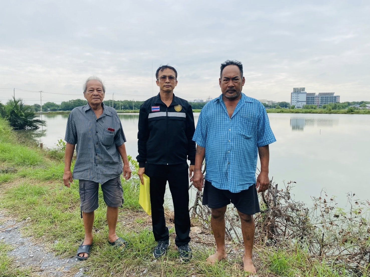 สำนักงานประมงพื้นที่กรุงเทพมหานคร ลงพื้นที่ให้บริการตรวจสอบและจับพิกัดภูมิศาสตร์บ่อ แขวงท่าข้าม และแขวงแสมดำ เขตบางขุนเทียน กรุงเทพมหานคร