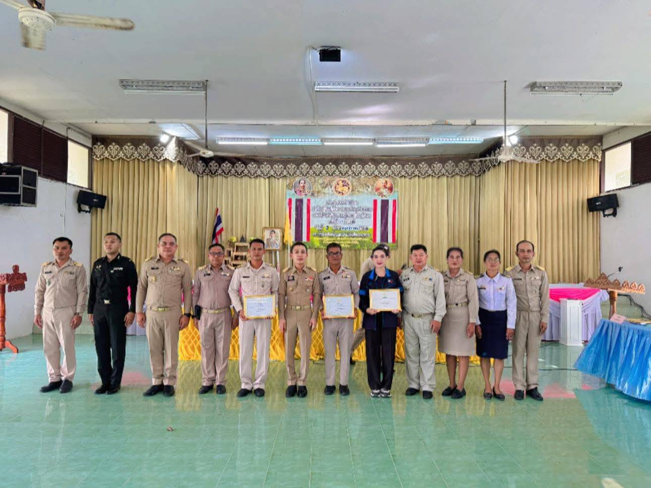 เจ้าพนักงานประมงปฏิบัติงาน กลุ่มบริหารจัดการด้านการประมง   รับผิดชอบอำเภอป่าพะยอม เข้าร่วมประชุมกำนันผู้ใหญ่บ้าน พร้อม มอบประกาศนียบัตรเกษตรกรดีเด่น ระดับจังหวัด ประจำปีงบประมาณ 2568 ประเภทสาขาอาชีพปลาสวยงามและพรรณไม้น้ำ  และประกาศเชิดชูเกียรติผู้มีส่วนร่วมในการป้องกันและควบคุมการแพร่ระบาดปลาหมอคางดำ และประชาสัมพันธ์การเตรียมรับสถานการอุทกภัย และ การเฝ้าระวังโรคสัตว์น้ำในช่วงฤดูฝน การขึ้นและต่ออายุทะเบียน ผู้เพาะเลี้ยงสัตว์น้ำ