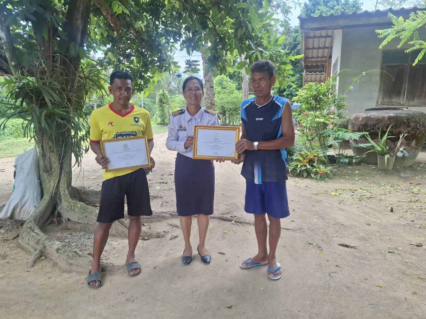 เจ้าพนักงานประมงปฏิบัติงาน กลุ่มบริหารจัดการด้านการประมง   รับผิดชอบอำเภอป่าพะยอม เข้าร่วมประชุมกำนันผู้ใหญ่บ้าน พร้อม มอบประกาศนียบัตรเกษตรกรดีเด่น ระดับจังหวัด ประจำปีงบประมาณ 2568 ประเภทสาขาอาชีพปลาสวยงามและพรรณไม้น้ำ  และประกาศเชิดชูเกียรติผู้มีส่วนร่วมในการป้องกันและควบคุมการแพร่ระบาดปลาหมอคางดำ และประชาสัมพันธ์การเตรียมรับสถานการอุทกภัย และ การเฝ้าระวังโรคสัตว์น้ำในช่วงฤดูฝน การขึ้นและต่ออายุทะเบียน ผู้เพาะเลี้ยงสัตว์น้ำ..คลิก