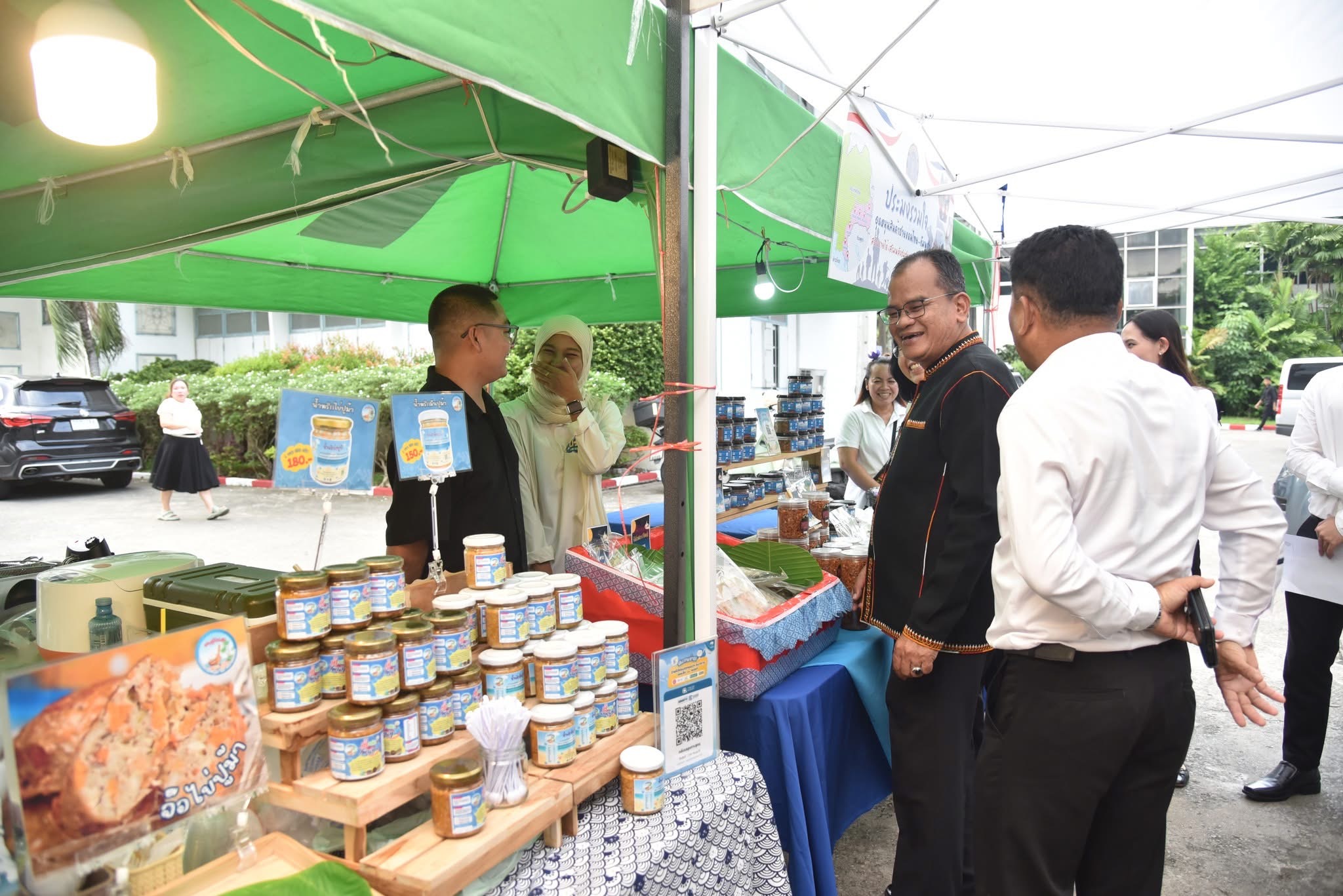 รองอธิบดีกรมประมง เยี่ยมชมงานตลาดประมงกลางกรุง ณ ทุ่งบางเขน..คลิก