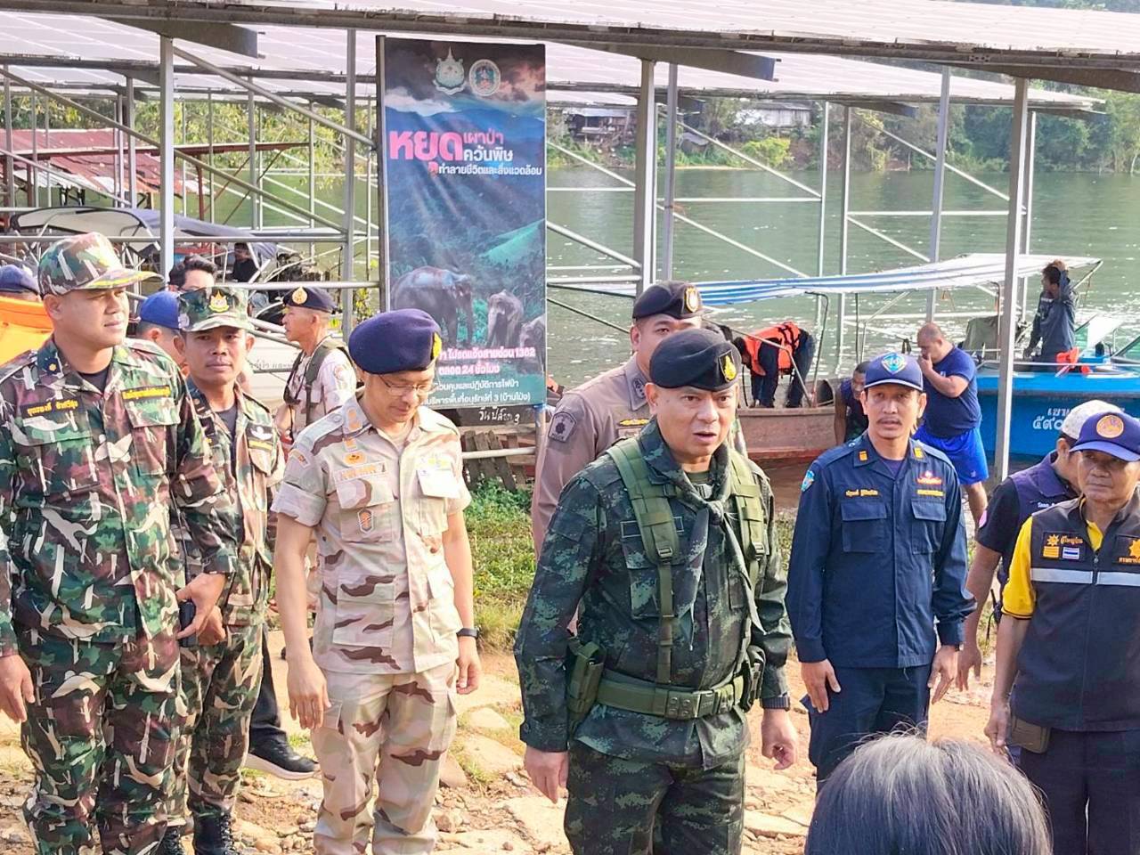 นปจ.เขื่อนวชิราลงกรณ ร่วมลาดตระเวนทางน้ำ และมอบผ้าห่มกันหนาว ร่วมกับผู้บังคับหน่วยเฉพาะกิจลาดหญ้า..คลิก