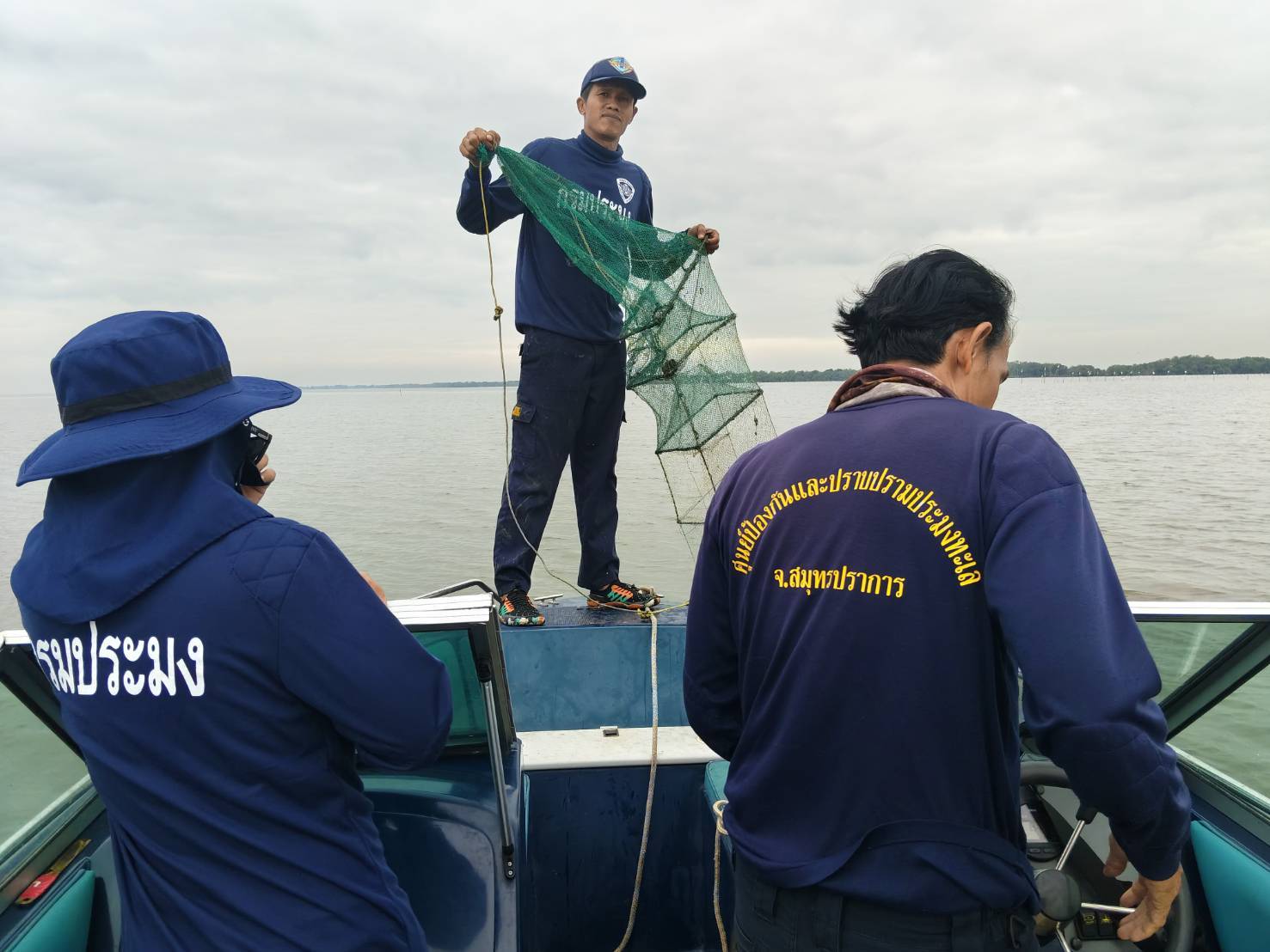 ตรวจยึดเครื่องมือลอบพับได้หรือไอ้โง่ จำนวน 20 ลูก..คลิก