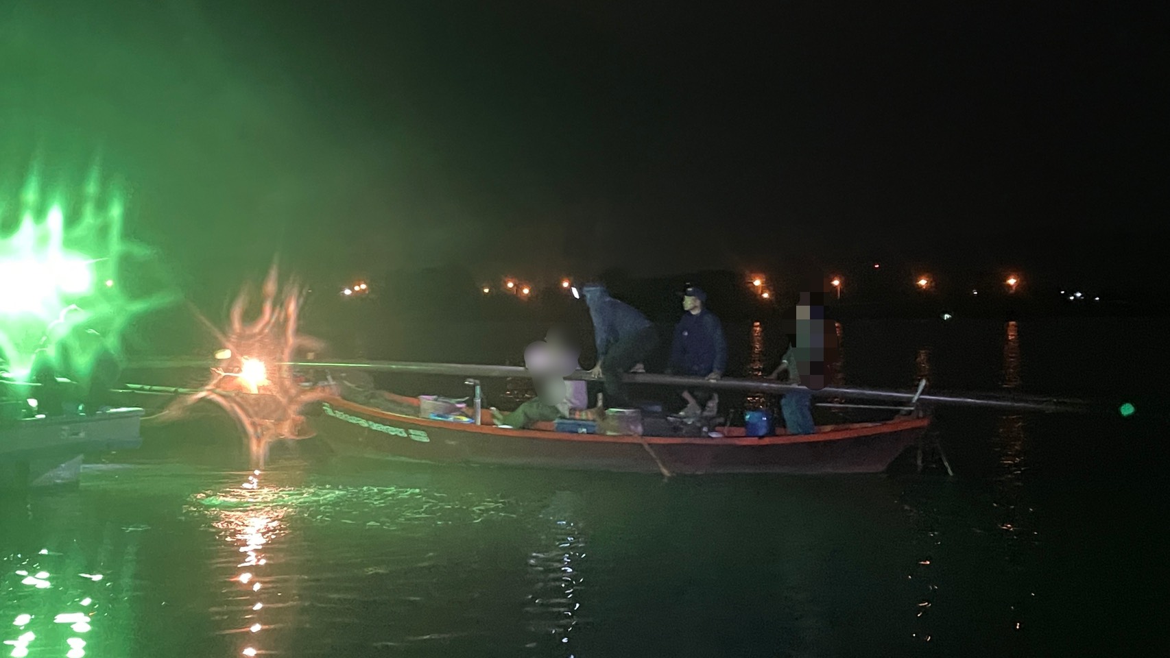 ออกปฏิบัติงานควบคุมการทําประมงในเขตทะเลชายฝั่ง..คลิก