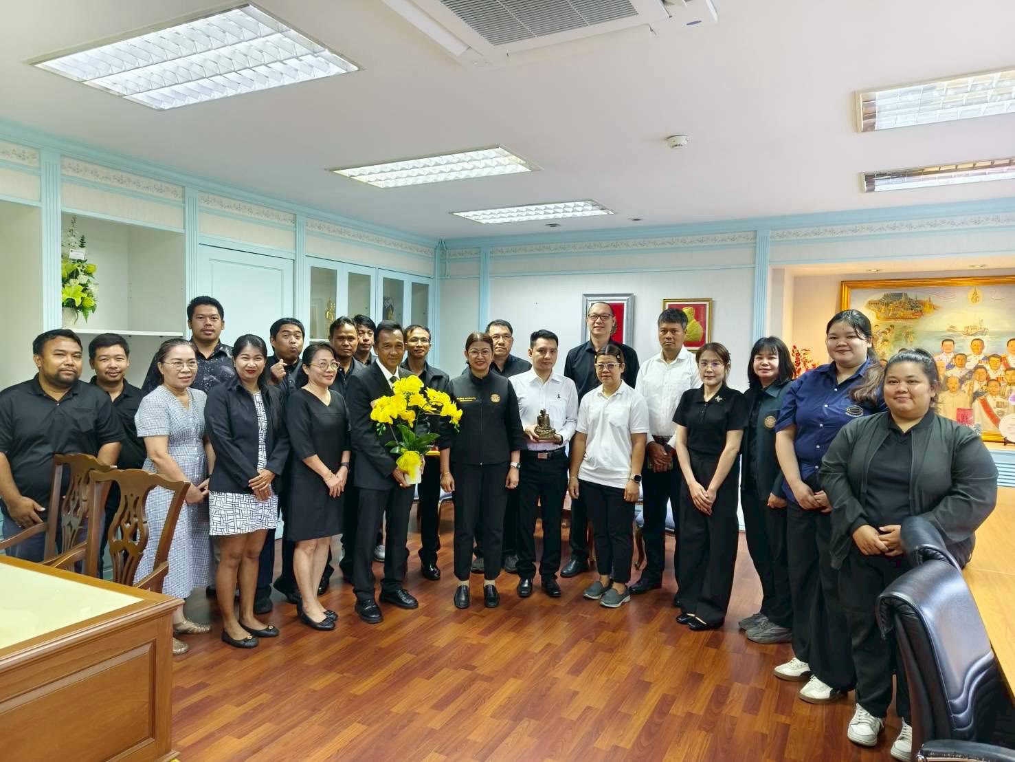 ประมงพื้นที่กรุงเทพมหานคร พร้อมด้วยข้าราชการ และเจ้าหน้าที่สำนักงานประมงพื้นที่กรุงเทพมหานคร เข้าร่วมแสดงความยินดีกับนางฐิติพร หลาวประเสริฐ เนื่องในโอกาสเข้ารับ ตำแหน่งอธิบดีกรมประมง