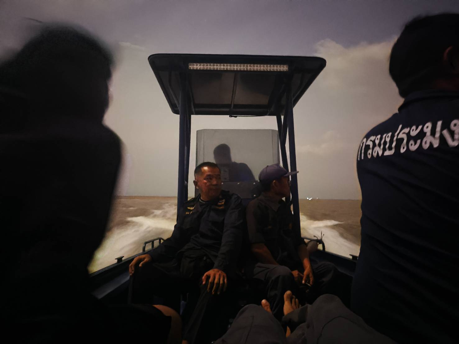 ออกปฏิบัติงานควบคุมการทำประมงพื้นที่ทะเลชายฝั่ง