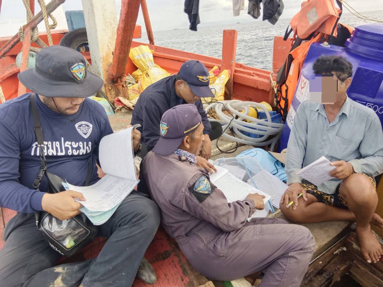 ออกปฏิบัติงานควบคุมการทำประมงพื้นที่ทะเลชายฝั่ง