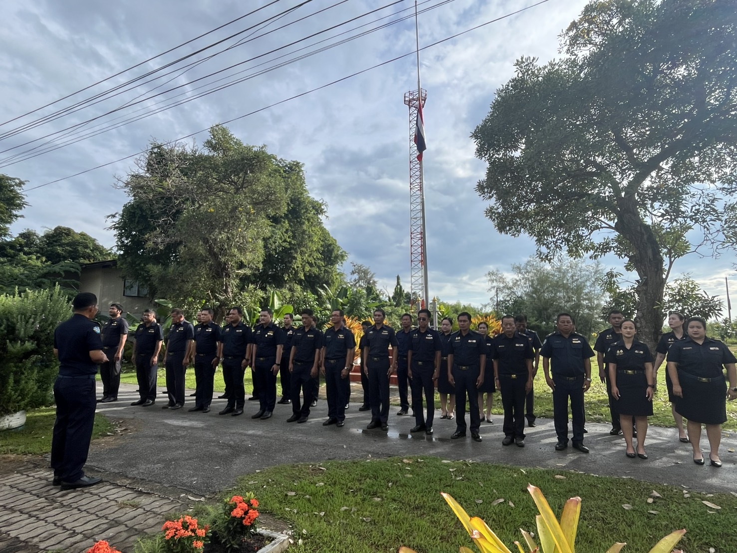 ร่วมทำกิจกรรมหน้าเสาธงและมอบหมายงานประจำสัปดาห์