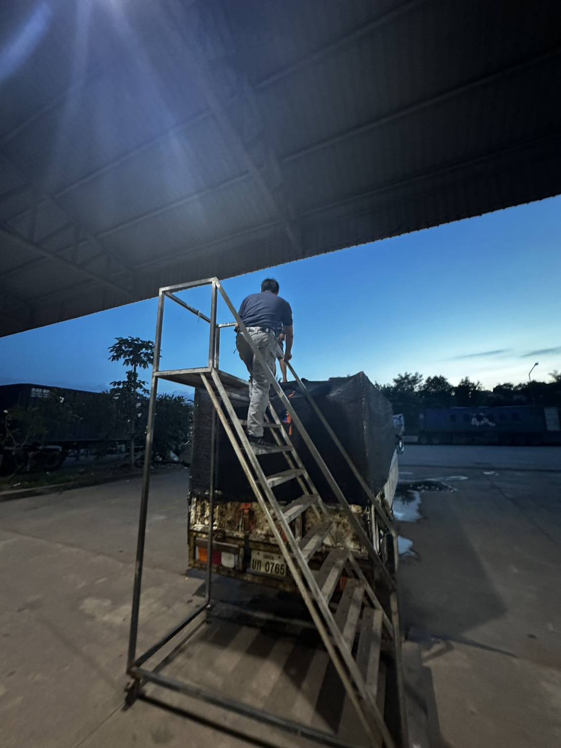 ข่าวกิจกรรม วันที่ 11 พฤศจิกายน 2568 เจ้าหน้าที่ด่านตรวจประมงนครพนม ดำเนินการตรวจสอบปลาดุกแอฟริกา มีชีวิต น้ำหนัก 7,500 กิโลกรัม ณ จุดผ่านแดนถาวรสะพานมิตรภาพไทย-ลาว แห่งที่ 3 นครพนม -คำม่วน..คลิก