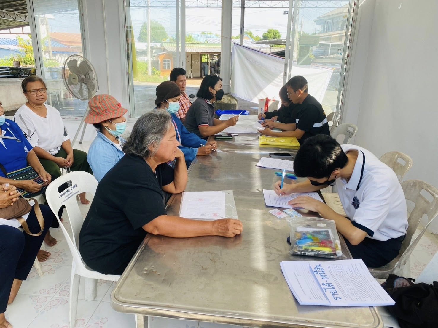 สำนักงานประมงพื้นที่กรุงเทพมหานคร ลงพื้นที่ให้บริการรับเอกสารขึ้นทะเบียน และปรับปรุงทะเบียนเกษตรกรผู้เพาะเลี้ยงสัตว์น้ำ ชุมชนหัวป่า แขวงท่าข้าม เขตบางขุนเทียน กรุงเทพมหานคร