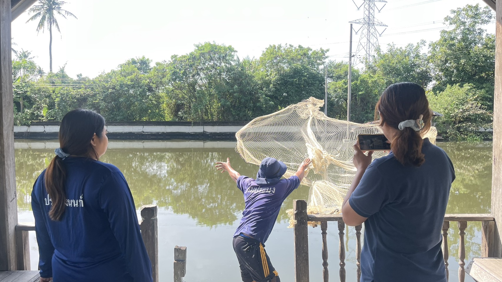 (อ.บางกรวย) การสำรวจปลาหมอคางดำโดยใช้วิธีการหว่านแห ตามแผนการแก้ไขปัญหาการแพร่ระบาดของปลาหมอคางดำจังหวัดนนทบุรี