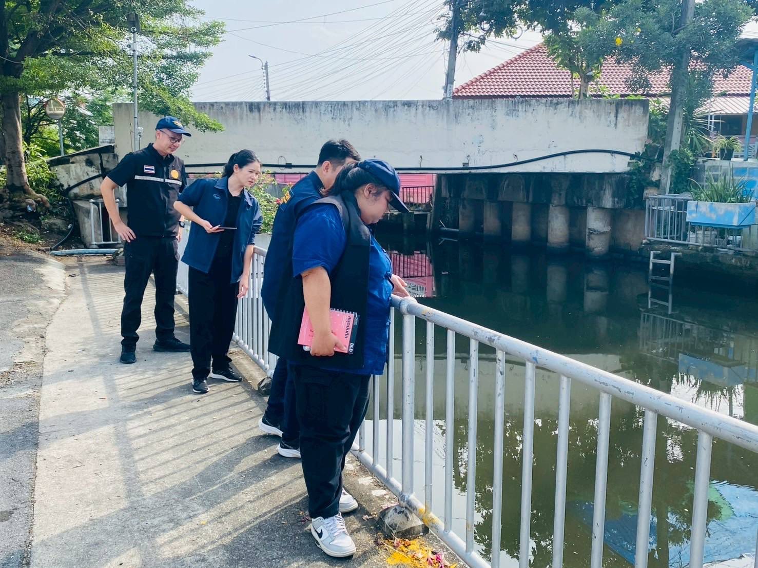 สำนักงานประมงพื้นที่กรุงเทพมหานคร ลงพื้นที่สำรวจการแพร่ระบาดของปลาหมอคางดำ เขตหนองแขม กรุงเทพมหานคร