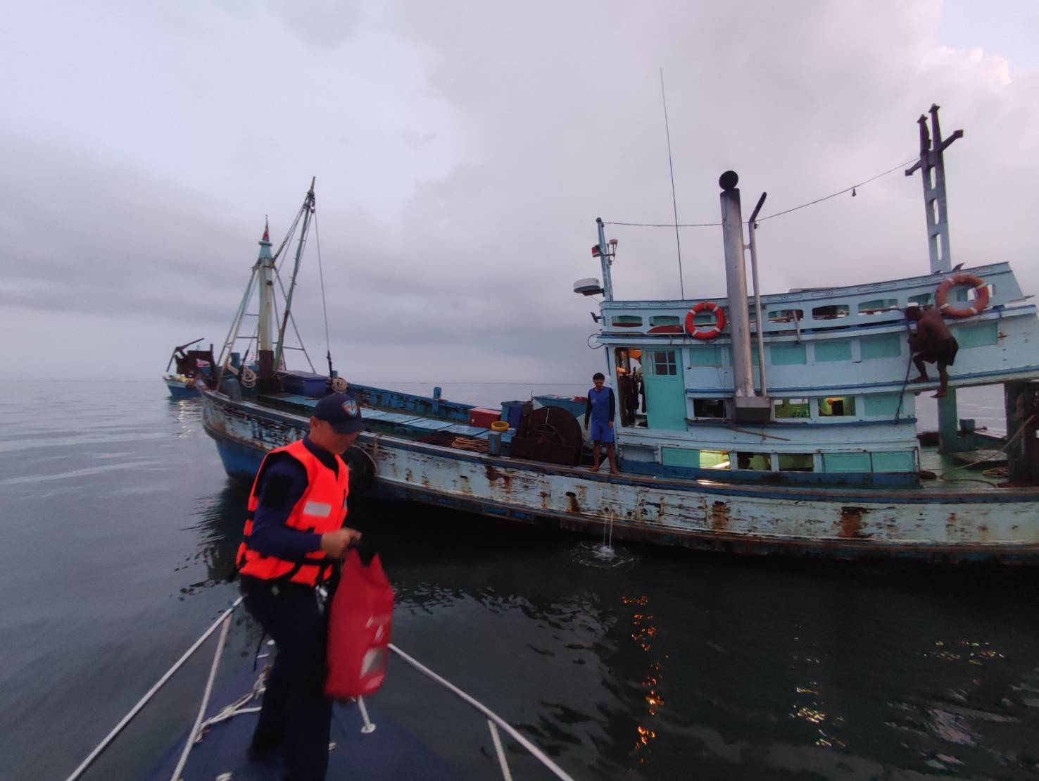 ออกปฏิบัติงานกิจกรรมจัดการแก้ไขปัญหาแรงงานต่างด้าวและการค้ามนุษย์(บูรณาการตรวจร่วมเรือประมง)