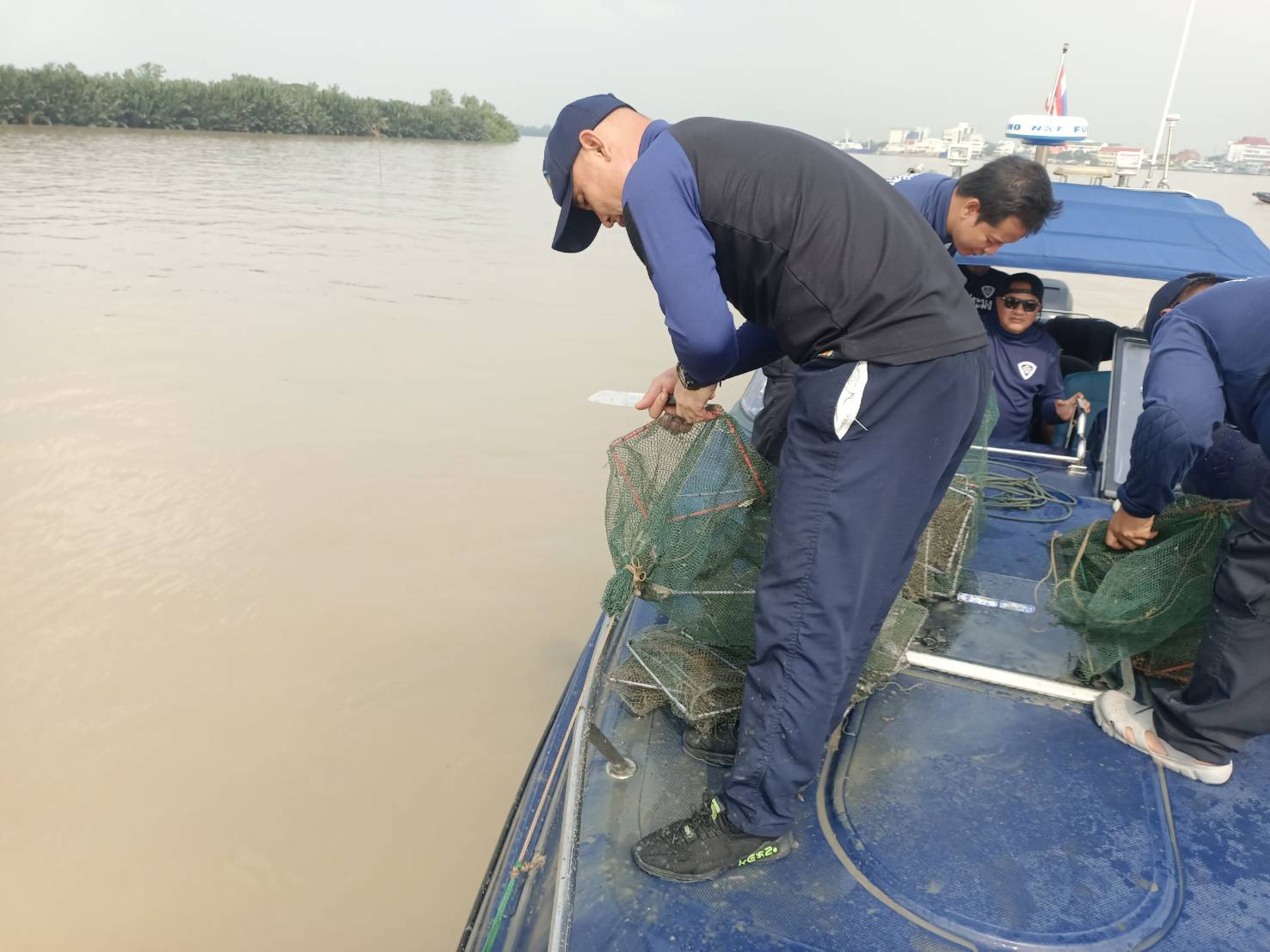 ออกปฏิบัติงานกิจกรรมจัดการแก้ไขปัญหาแรงงานต่างด้าวและการค้ามนุษย์(บูรณาการตรวจร่วมเรือประมง)