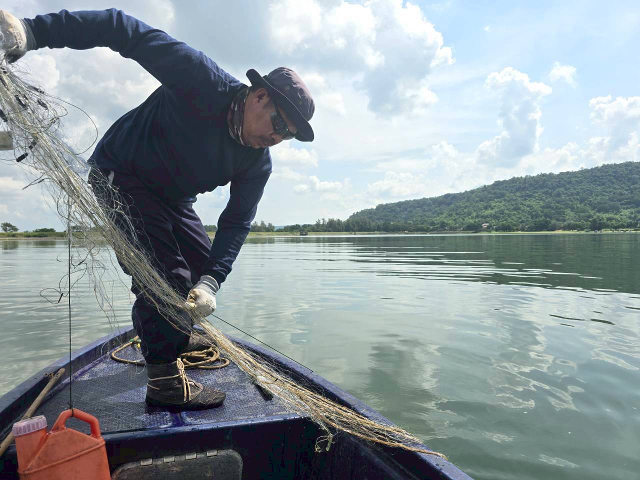 ศูนย์ป้องกันและปราบปรามประมงน้ำจืดนครราชสีมา ออกปฏิบัติงานควบคุมเฝ้าระวังการทำการประมงผิดกฎหมาย ในพื้นที่บริเวณอ่างเก็บน้ำลำสำลาย ตำบลตะขบอำเภอปักธงชัย จังหวัดนครราชสีมา..คลิก