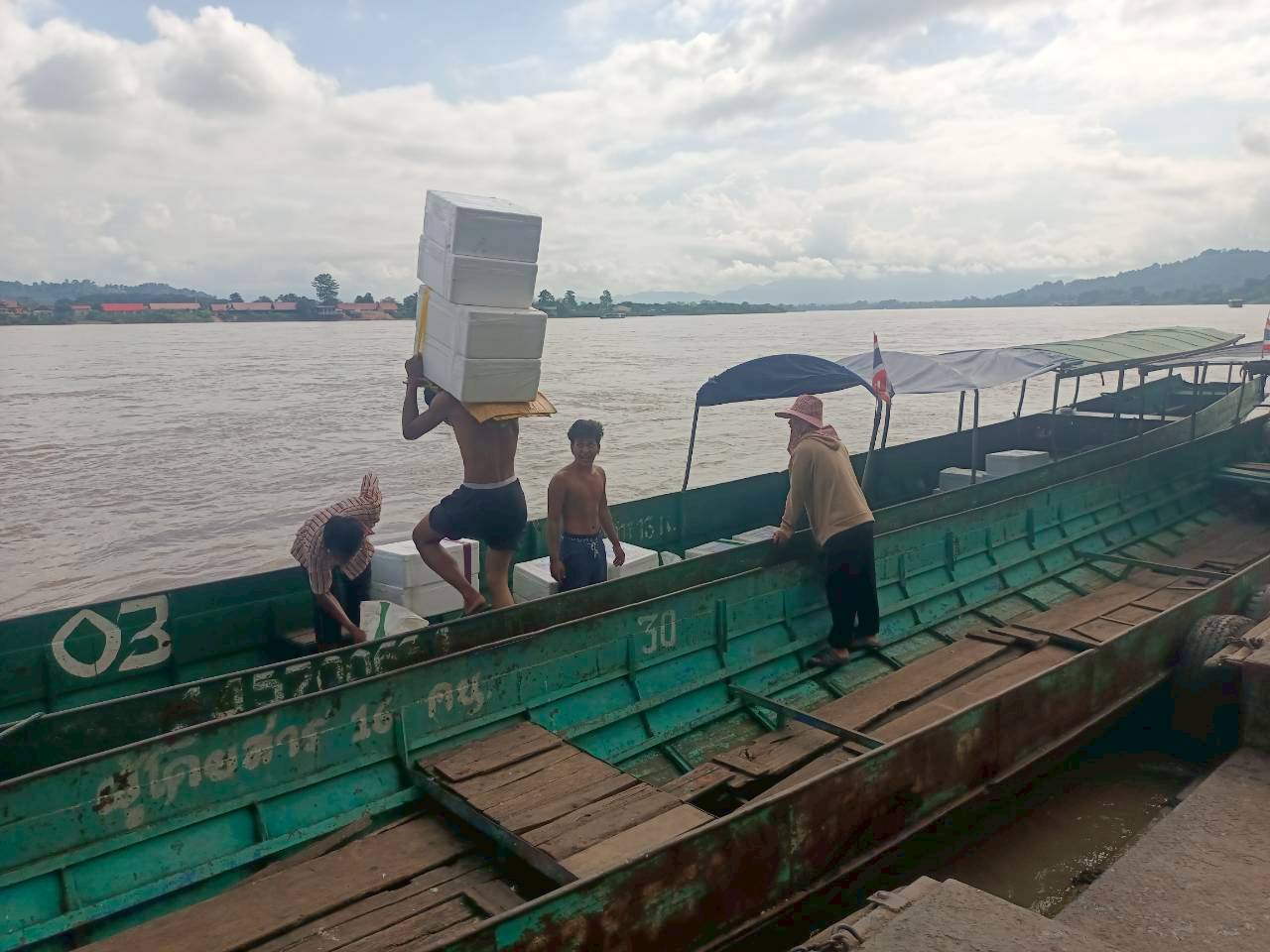 เจ้าหน้าที่ศูนย์บริหารจัดการด่านตรวจประมงเขต 1 (เชียงราย) ตรวจสอบสินค้าสัตว์น้ำส่งออกไปยังสาธารณรัฐประชาธิปไตยประชาชนลาว ผ่านทางด่านพรมแดนอำเภอเชียงแสน..คลิก