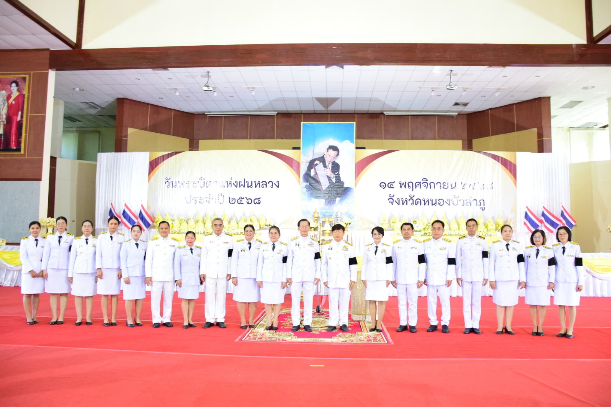 ร่วมพิธีวางพานพุ่มดอกไม้สดเนื่