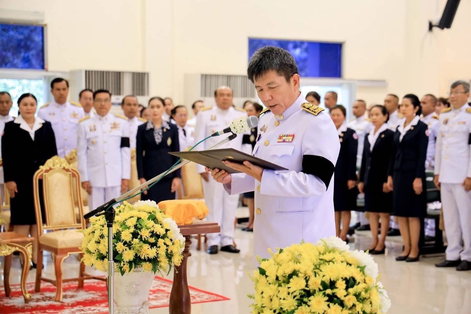 วันที่ 14 พฤศจิกายน 2568 นางสมพิศ แย้มเกษม ผู้อำนวยการศูนย์วิจัยและพัฒนาการเพาะเลี้ยงสัตว์น้ำชายฝั่งชุมพร พร้อมด้วยข้าราชการ เข้าร่วมพิธีวางพานพุ่มดอกไม้สดถวายราชสักการะ เพื่อน้อมรำลึกในพระมหากรุณาธิคุณ พระบาทสมเด็จพระบรมชนกาธิเบศร มหาภูมิพลอดุลยเดชมหาราช บรมนาถบพิตร เนื่องใน “วันพระบิดาแห่งฝนหลวง“ ประจำปี 2568 ณ หอประชุมจังหวัดชุมพร ตำบลนาชะอัง อำเภอเมืองชุมพร จังหวัดชุมพร โดยมีนายเธียรชัย ชูกิตติวิบูลย์ ผู้ว่าราชการจังหวัดชุมพร เป็นประธานในพิธี