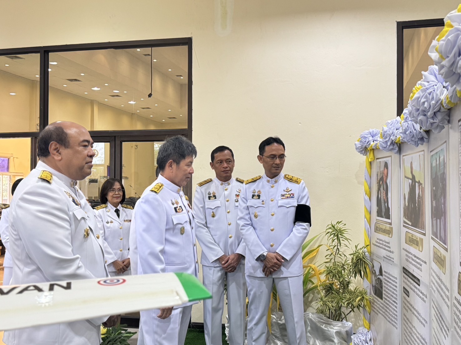 วันที่ 14 พฤศจิกายน 2568 นางสมพิศ แย้มเกษม ผู้อำนวยการศูนย์วิจัยและพัฒนาการเพาะเลี้ยงสัตว์น้ำชายฝั่งชุมพร พร้อมด้วยข้าราชการ เข้าร่วมพิธีวางพานพุ่มดอกไม้สดถวายราชสักการะ เพื่อน้อมรำลึกในพระมหากรุณาธิคุณ พระบาทสมเด็จพระบรมชนกาธิเบศร มหาภูมิพลอดุลยเดชมหาราช บรมนาถบพิตร เนื่องใน “วันพระบิดาแห่งฝนหลวง“ ประจำปี 2568 ณ หอประชุมจังหวัดชุมพร ตำบลนาชะอัง อำเภอเมืองชุมพร จังหวัดชุมพร โดยมีนายเธียรชัย ชูกิตติวิบูลย์ ผู้ว่าราชการจังหวัดชุมพร เป็นประธานในพิธี..คลิก