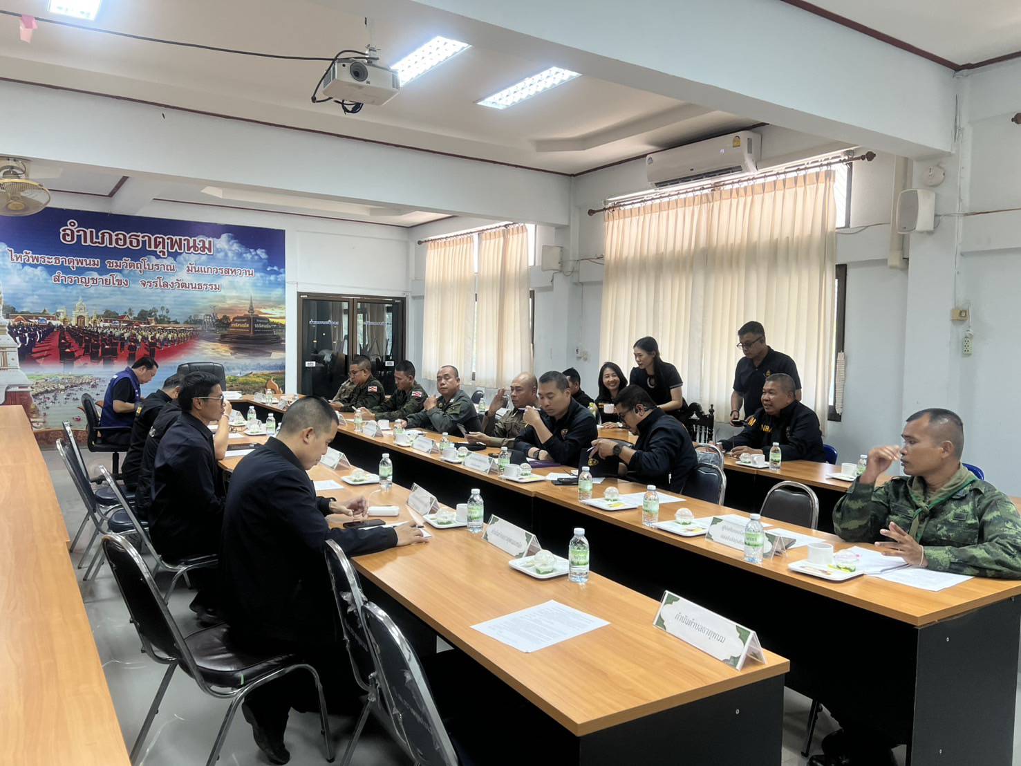 ข่าวกิจกรรม วันที่ 12 พฤศจิกายน 2568 หัวหน้าด่านตรวจประมงนครพนม (นายพิชิต พรหมประศรี) เข้าร่วมประชุม คณะกรรมการศูนย์ปฏิบัติการบริหารจัดการและจัดระเบียบจุดผ่อนปรนการค้าอำเภอธาตุพนม