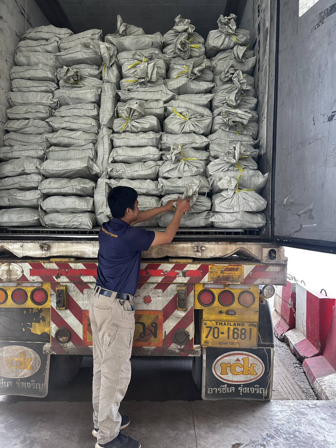 ข่าวกิจกรรม วันที่ 17 พฤศจิกายน 2568 เจ้าหน้าที่ด่านตรวจประมงนครพนม ตรวจสอบสัตว์น้ำส่งออก  ณ อาคารตรวจสินค้าและเก็บของกลาง ด่านศุลกากรนครพนม..คลิก