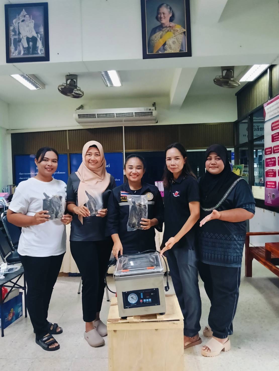 เจ้าหน้าที่สำนักงานประมงจังหวัดพัทลุง ร่วมกับประมงอำเภอ  ลงพื้นที่ติดตามผลการดำเนินงานกลุ่มเกษตรกรแปรรูปสัตว์น้ำที่ได้รับ  การสนับสนุนเครื่องซีลสูญญากาศ ภายใต้โครงการเสริมสร้างอาชีพ และพัฒนาศักยภาพการแปรรูปสินค้าประมงพร้อมบริโภค พื้นที่ อำเภอป่าบอน อำเภอตะโหมด อำเภอเขาชัยสน และอำเภอเมืองพัทลุง..คลิก