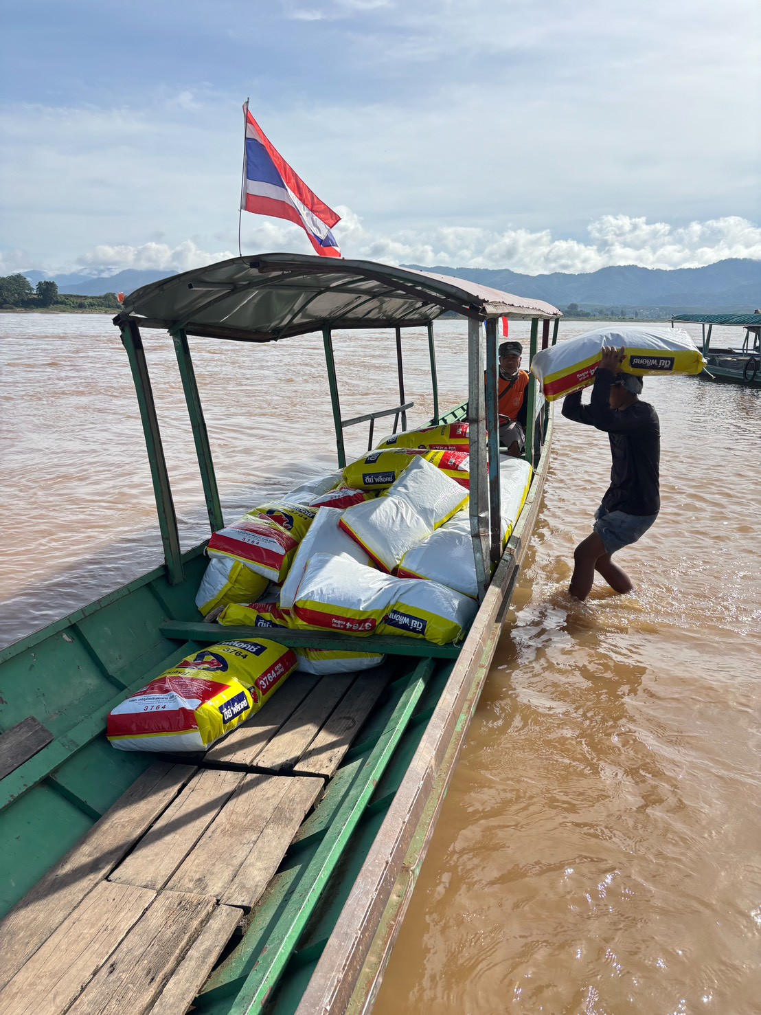 เจ้าหน้าที่ศูนย์บริหารจัดการด่านตรวจประมงเขต 1 (เชียงราย) ตรวจสอบสินค้าประมงส่งออกไปยังสาธารณรัฐประชาธิปไตยประชาชนลาว..คลิก