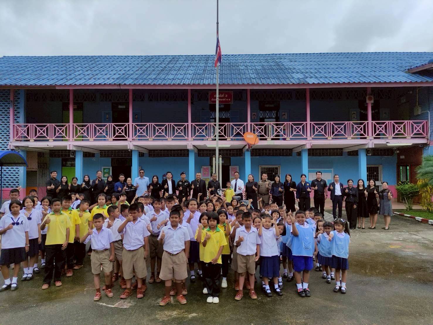 ประมงอำเภอป่าบอน รับผิดชอบอำเภอกงหรา     และหัวหน้าส่วนราชการต่าง ๆ ร่วมกิจกรรมพบปะนักเรียน หน้าเสาธง เพื่อสร้างขวัญกำลังใจและสร้างแรงจูงใจใน การเรียนรู้ให้แก่นักเรียนในพื้นที่ และร่วมเยี่ยมชมและให้คำแนะนำ กิจกรรมด้านประมงของโรงเรียน ประกอบด้วย การเลี้ยงหอยโข่ง การเลี้ยงหอยขม ที่นักเรียนร่วมกันดูแล..คลิก