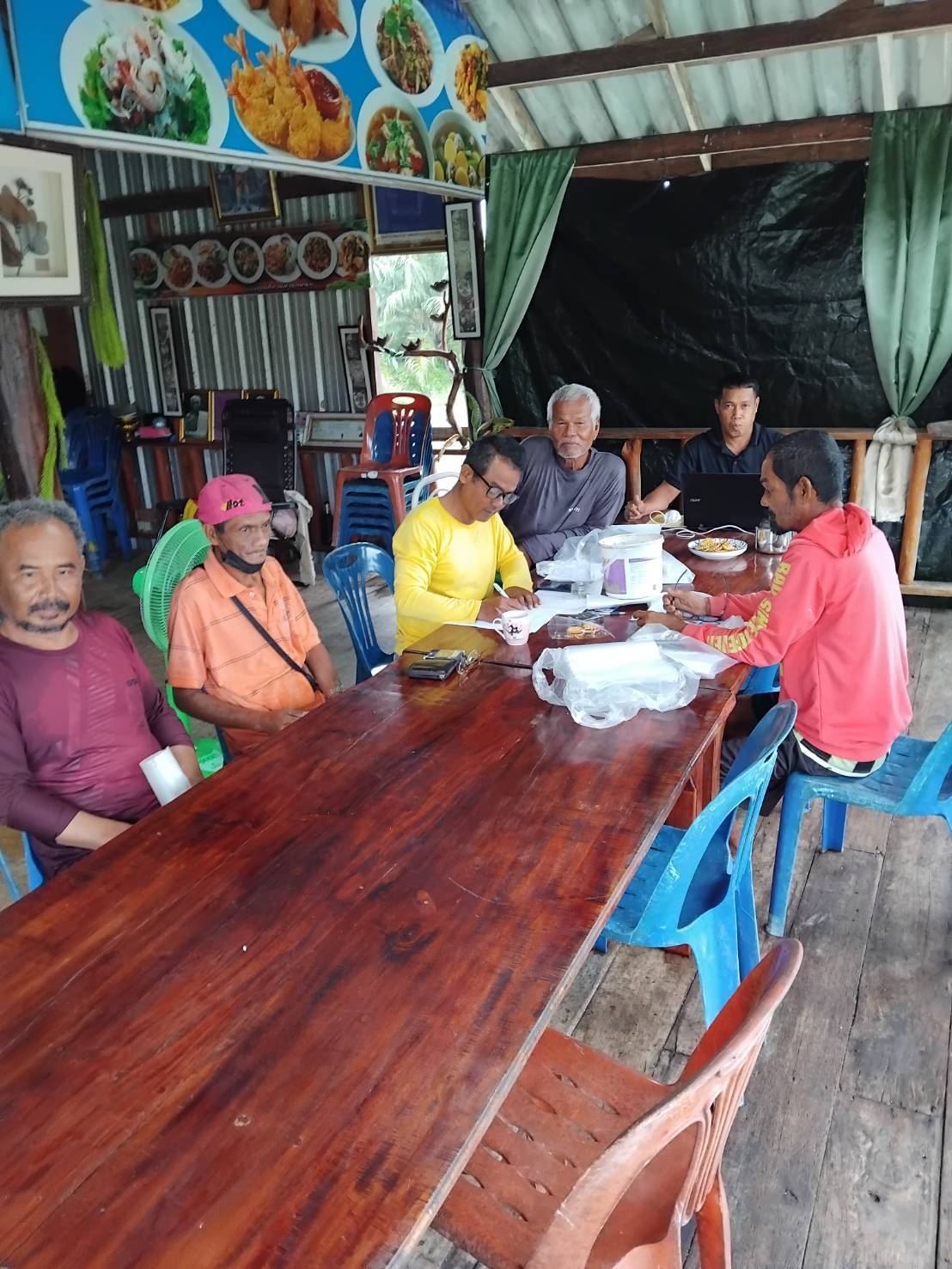 ประมงอำเภอปากพะยูน ลงพื้นที่ รับขึ้นทะเบียน ต่ออายุทะเบียนผู้ทำการประมง พื้นที่ หมู่ที่ 10  ตำบลเกาะหมาก อำเภอปากพะยูน จังหวัดพัทลุง..คลิก