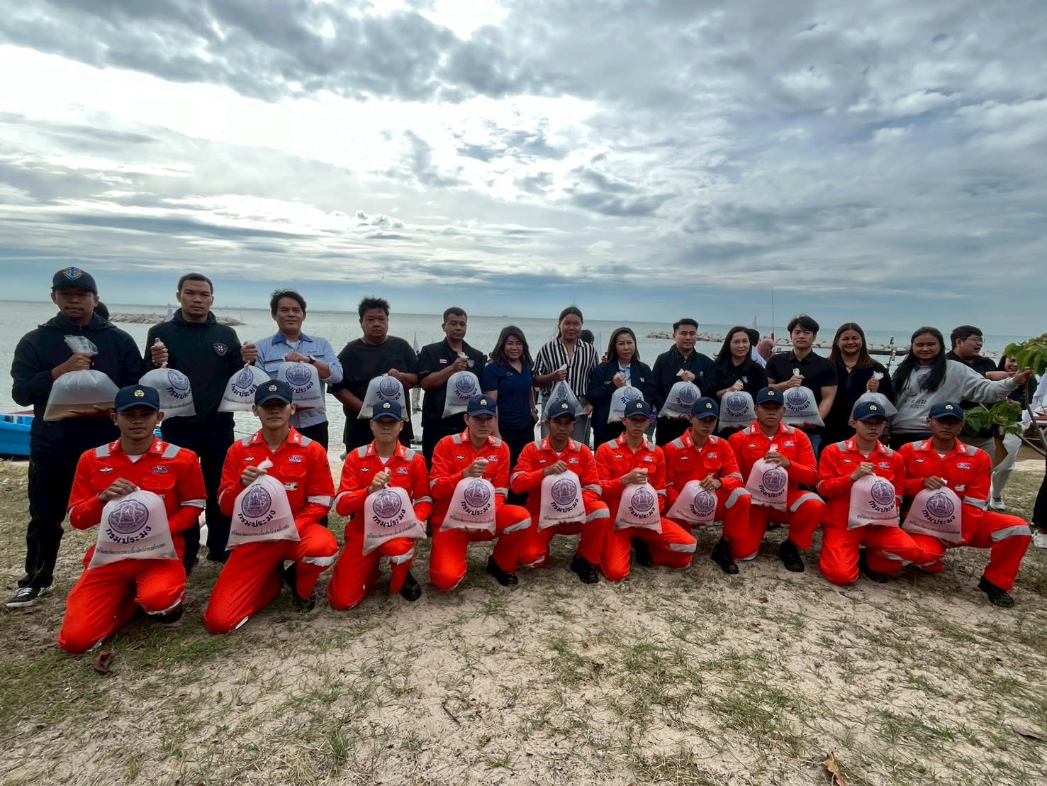 ดำเนินกิจกรรมบริหารจัดการทรัพยากรประมง (1 ศูนย์ 1 หน่วย 1 ชุมชนประมงต้นแบบ)..คลิก