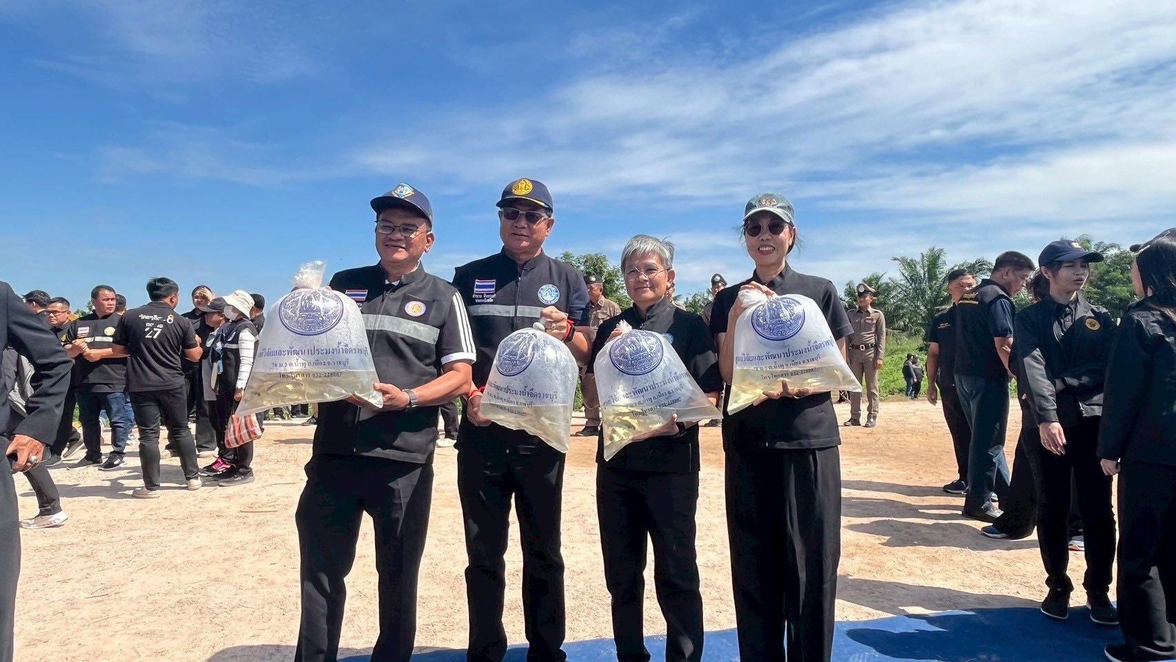 ร่วมจัดกิจกรรมปล่อยพันธุ์ปลาน้ำจืด และต้อนรับรองนายกรัฐมนตรีและรัฐมนตรีว่าการกระทรวงเกษตรและสหกรณ์ (ร้อยเอกธรรมนัส พรหมเผ่า)..คลิก