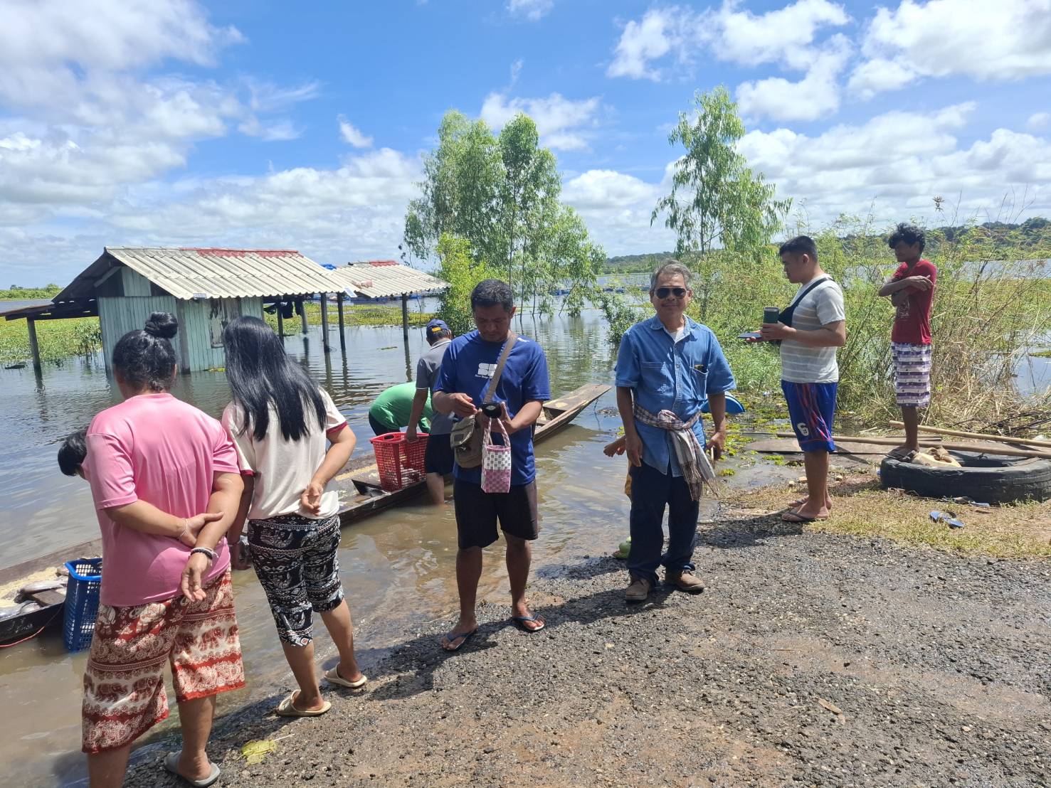 สำนักงานประมงจังหวัดศรีสะเกษ ลงพื้นที่ตรวจสอบสาเหตุการตายของปลานิลในกระชัง