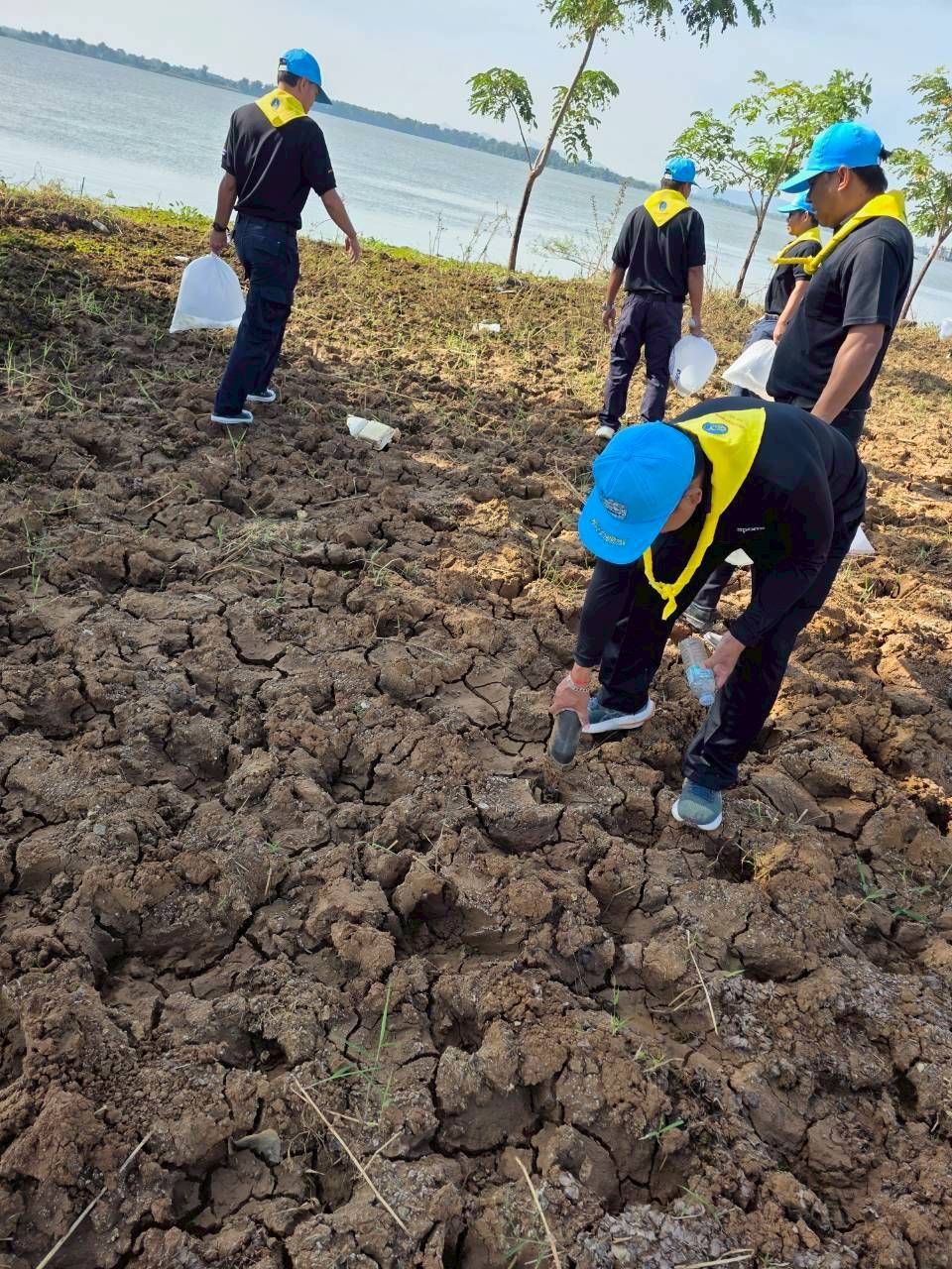 ศปจ.นครสวรรค์ เข้าร่วมกิจกรรมจิตอาสาบำเพ็ญประโยชน์และสาธารณกุศลถวายพระราชกุศล วันเฉลิมพระเกียรติพระมงกุฎเกล้าเจ้าอยู่หัว 