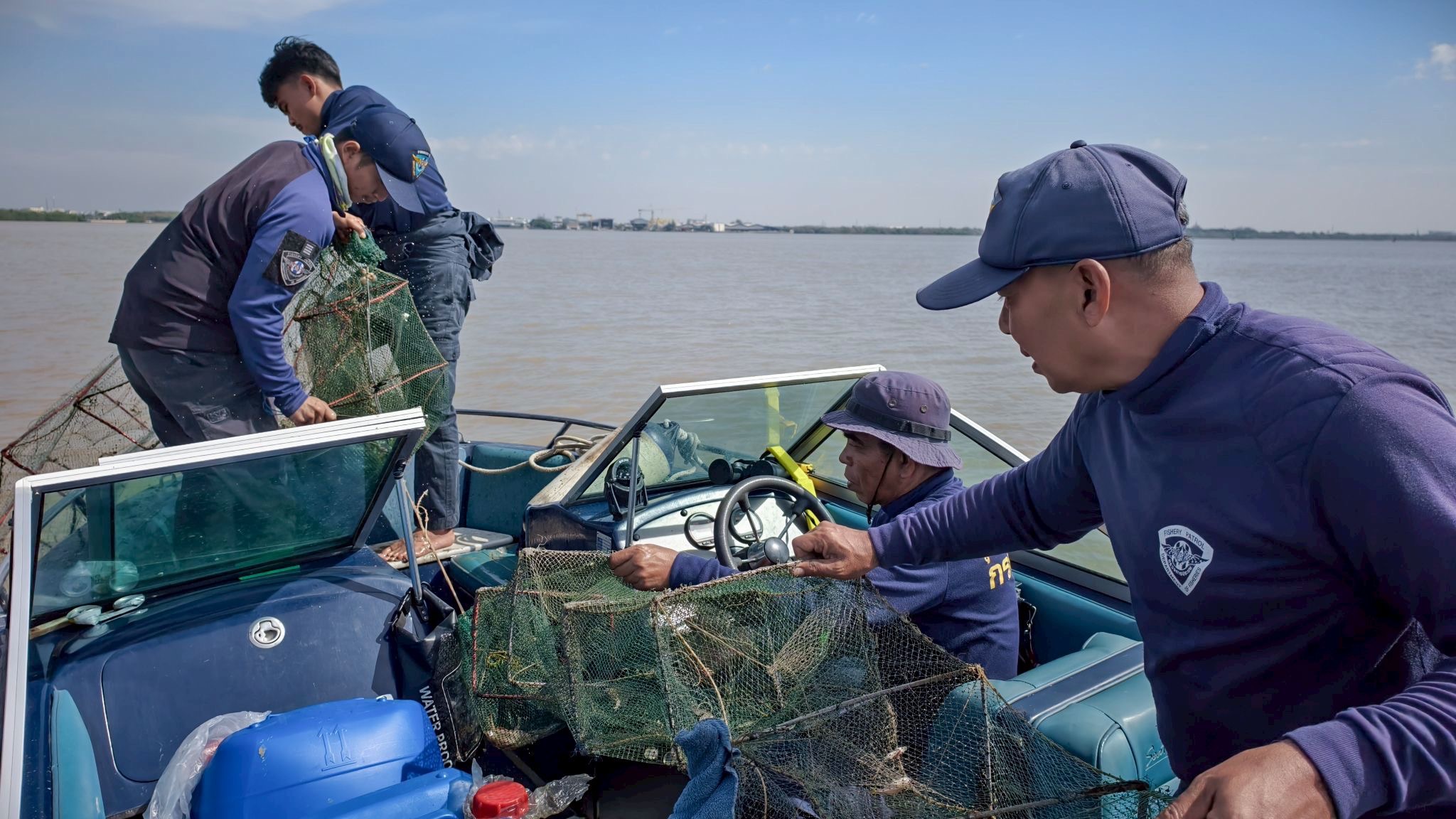 ตรวจยึดเครื่องมือลอบพับได้หรือไอ้โง่ จำนวน 30 ลูก
