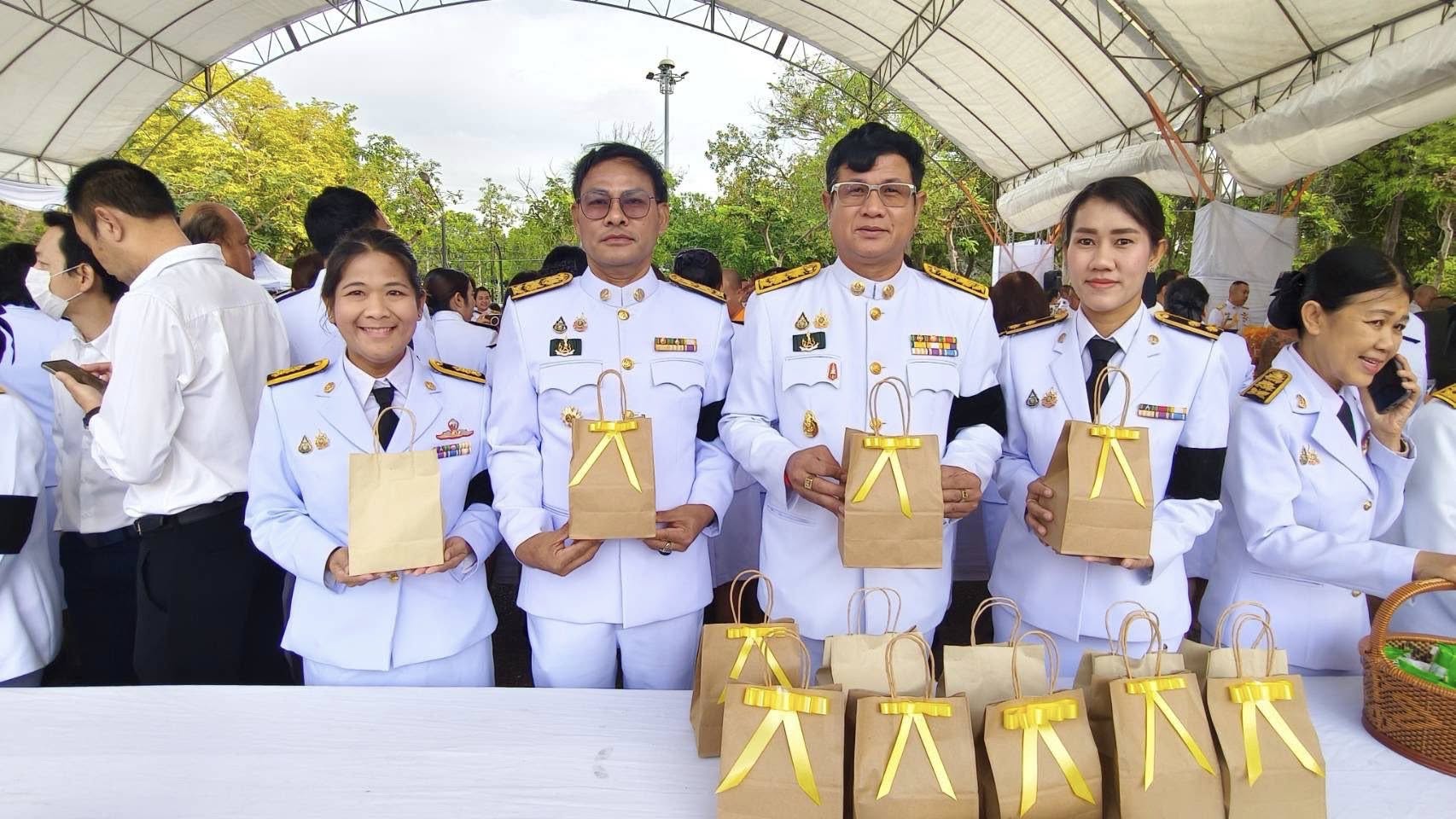 เข้าร่วมพิธีทำบุญตักบาตรถวายเฉลิมพระเกียรติ..คลิก