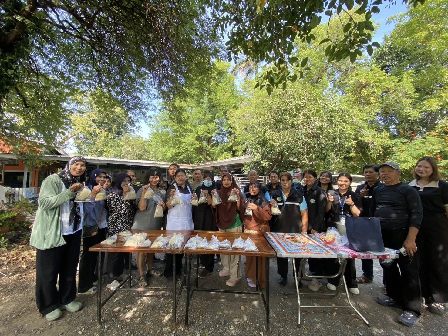 สำนักงานประมงพื้นที่กรุงเทพมหานครลงพื้นที่ให้บริการเกษตรกรด้านการประมง พร้อมทั้งสาธิตการแปรรูปผลิตผลิตภัณฑ์ประมงเมนู “ปลาส้ม”