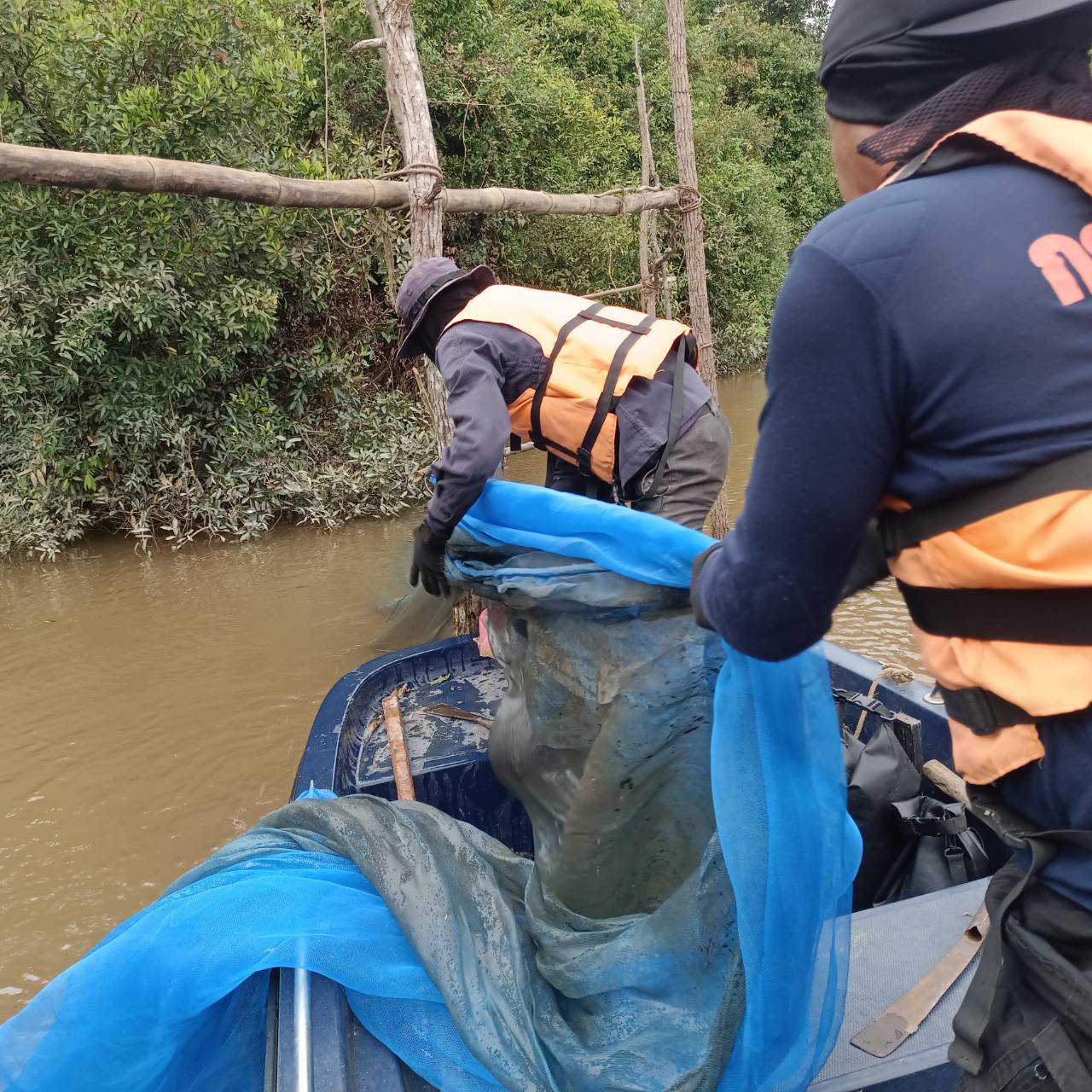 เครื่องมือกางกั้นทางเดินสัตว์น้ำ