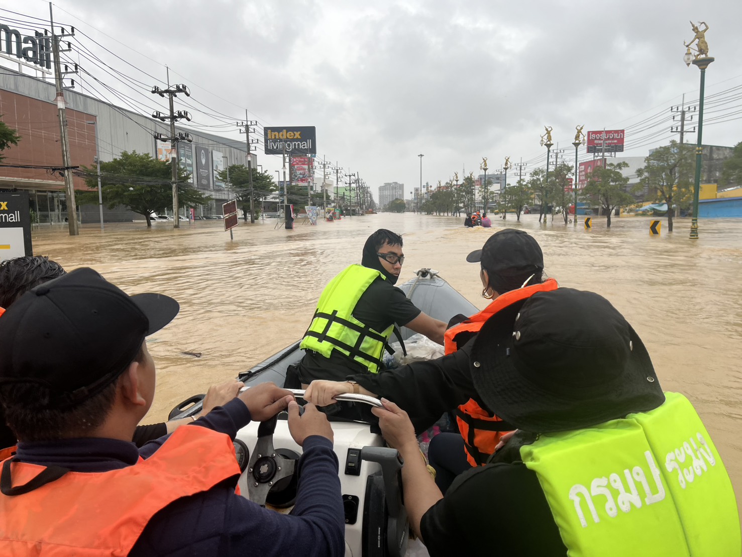 ร่วมช่วยเหลือผู้ประสบอุทกภัยพื้นที่ อำเภอหาดใหญ่ จังหวัดสงขลา